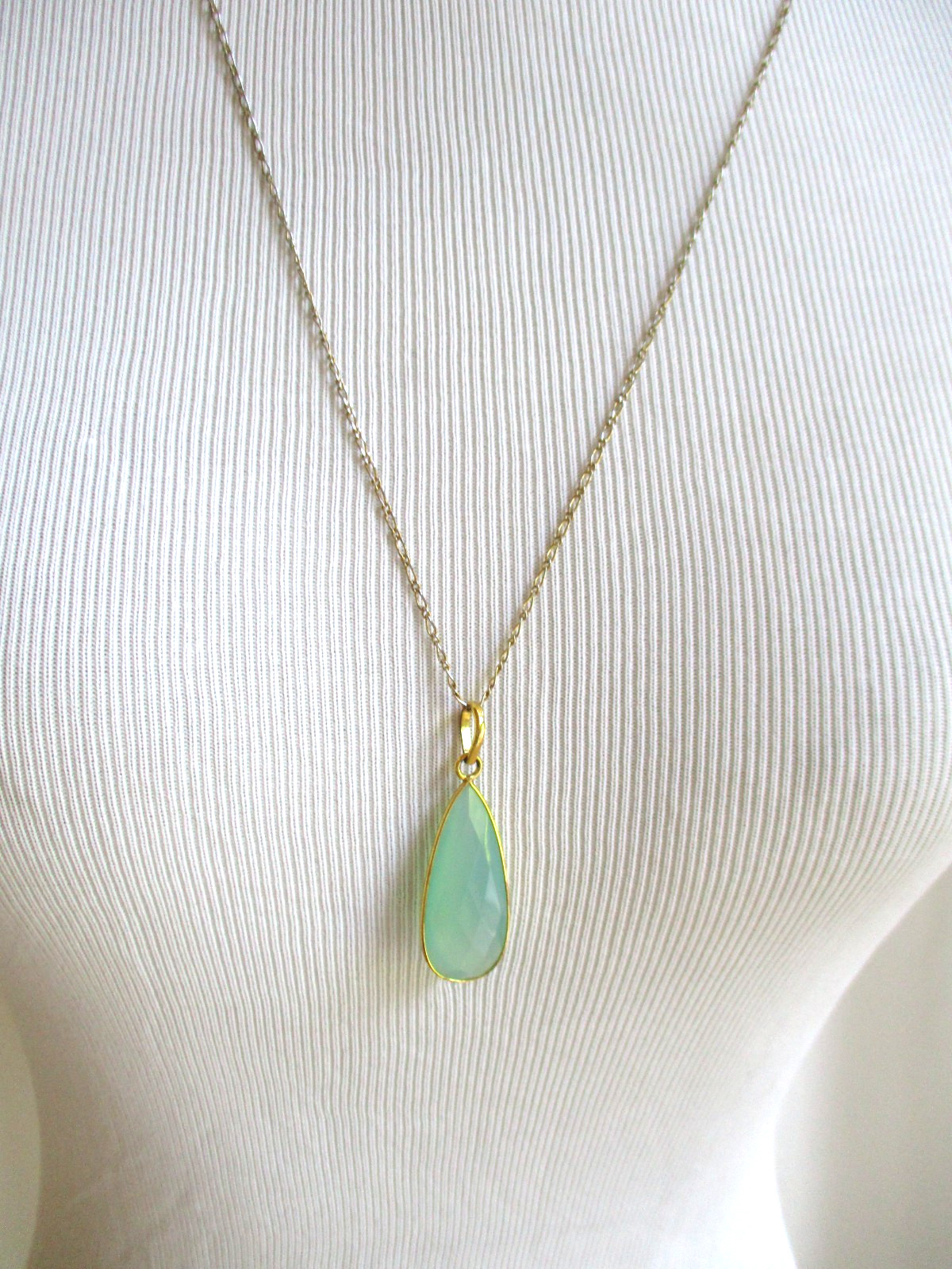 J Crew Pendant Necklace Gold tone Green Faceted Teardrop Long Chain 26″ Signed