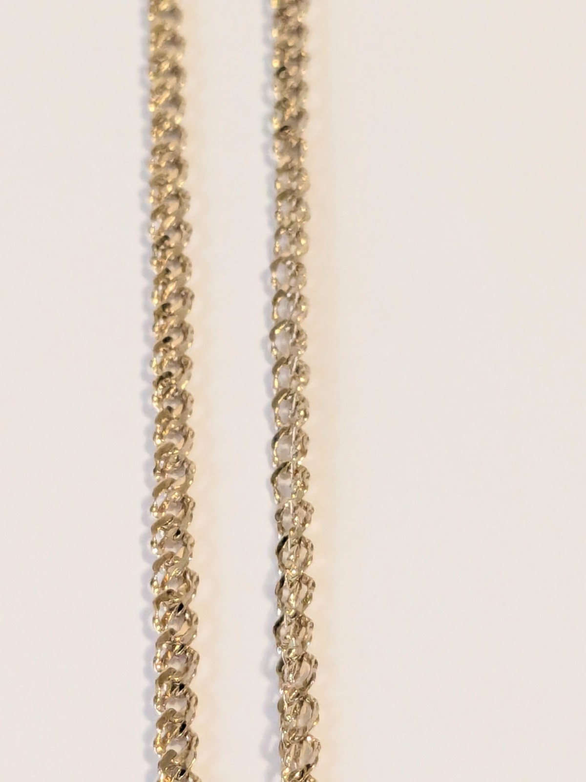 Perforated Heart Pendant Gold Tone Oval Link Necklace. 18″. Modern.