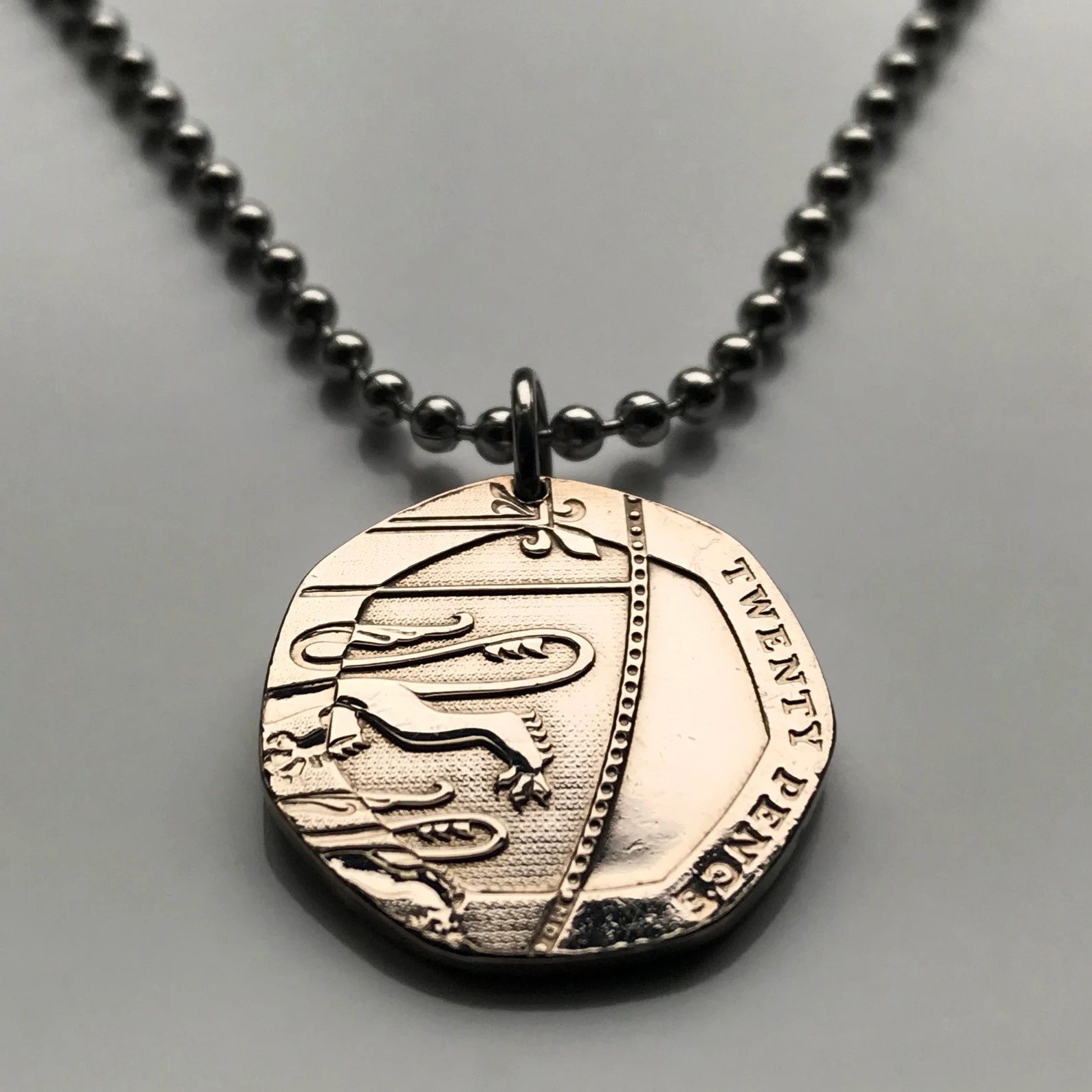 2010 England United Kingdom 20 Pence coin pendant English lions London n000947