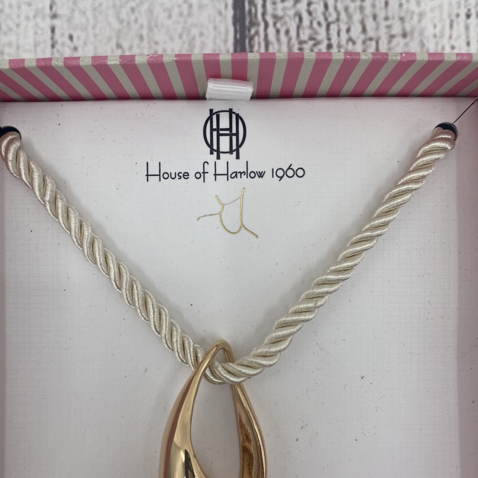 House of Harlow 1960 Necklace Gold Tone 3″ Conch Shell Pendant 16″ Ivory Cord