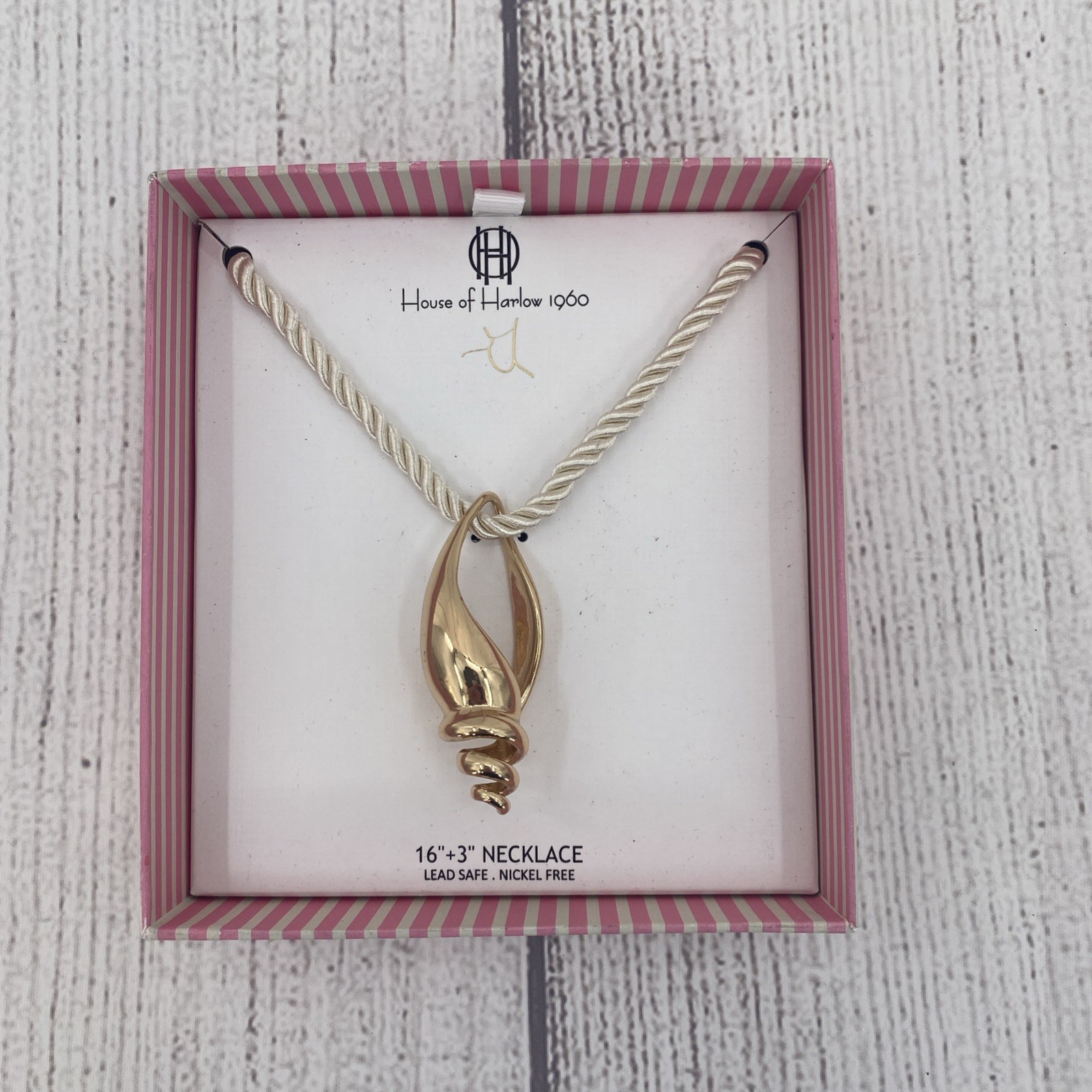House of Harlow 1960 Necklace Gold Tone 3″ Conch Shell Pendant 16″ Ivory Cord