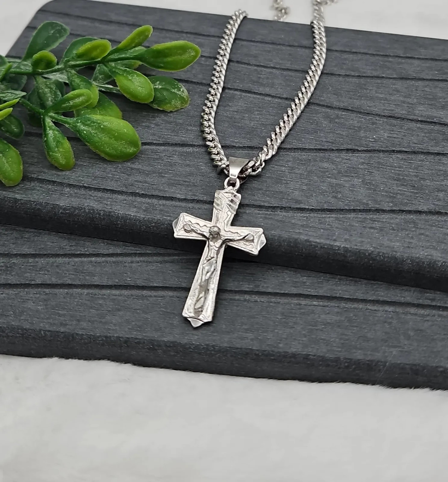 Men’s Silver Crucifix Necklace 4mm Curb Chain, Diamond Cut Cross Pendant, Unisex