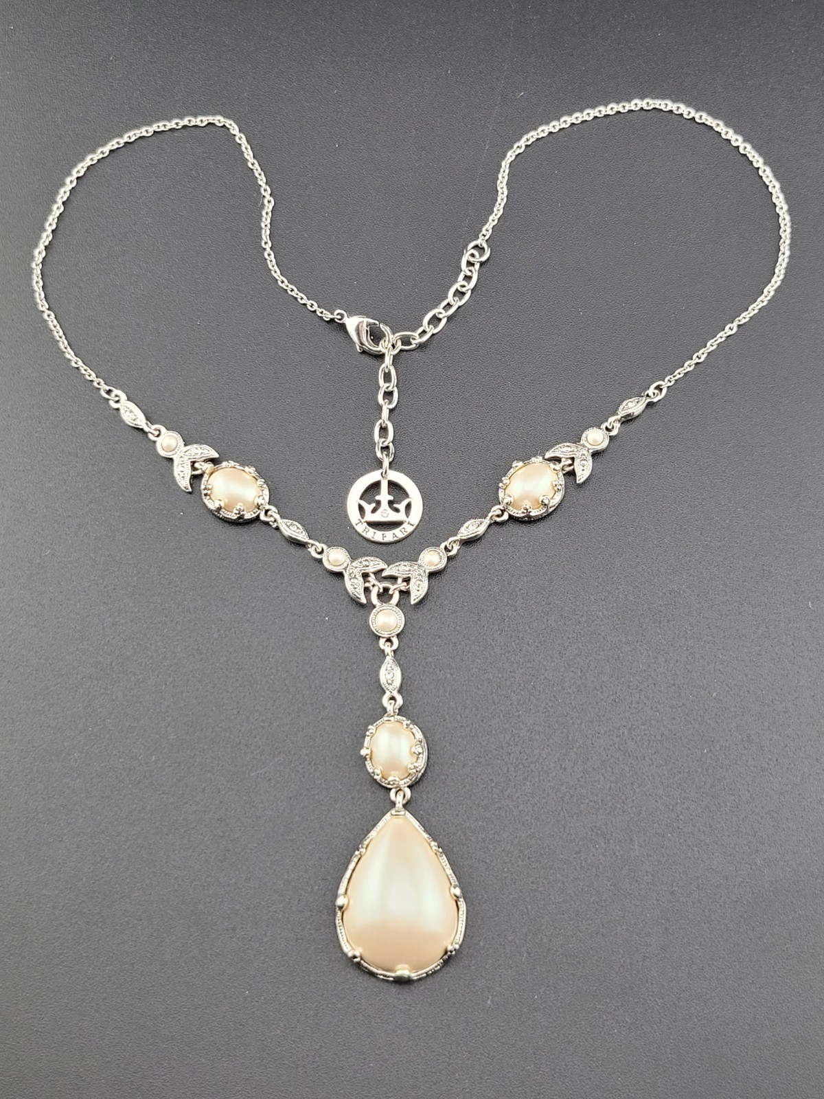 Signed Crown Trifari Rhodium Finish Lucite 🦪Pearl Lariat Choker 18″ Necklace