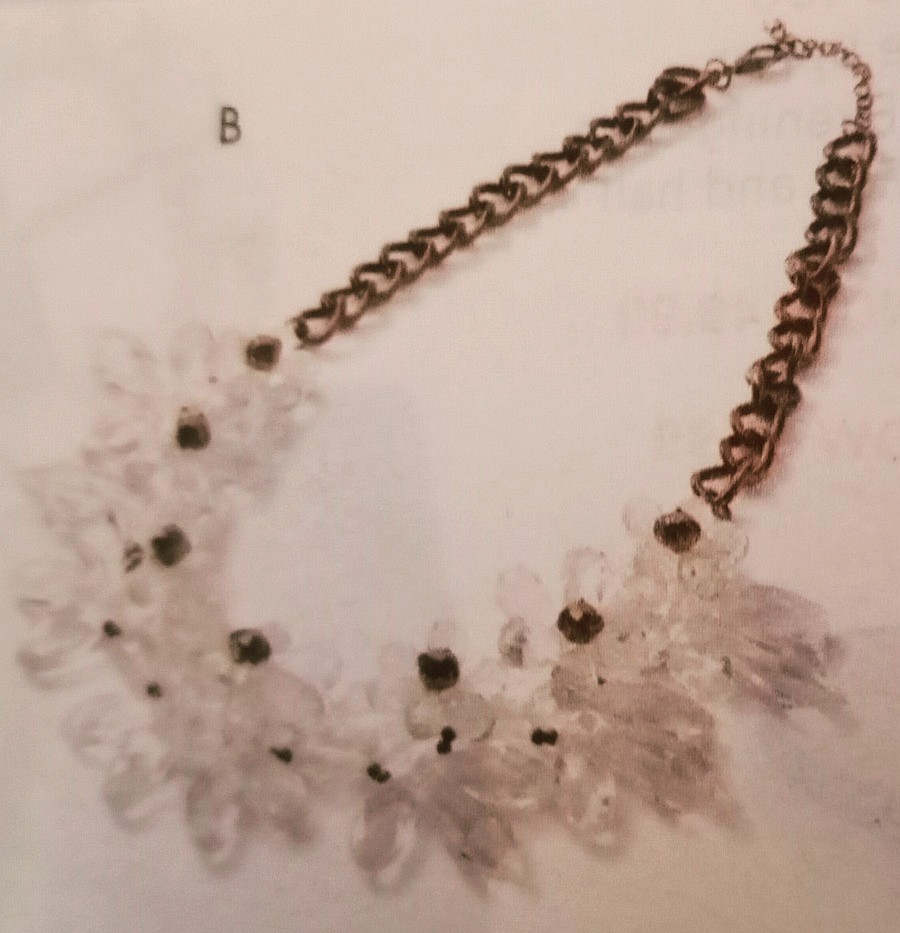 WOMENS BOLD FLORAL CLUSTER NECKLACE/BRAND NEW/ COLOR: CLEAR LUCITE/BLACK ACCENTS
