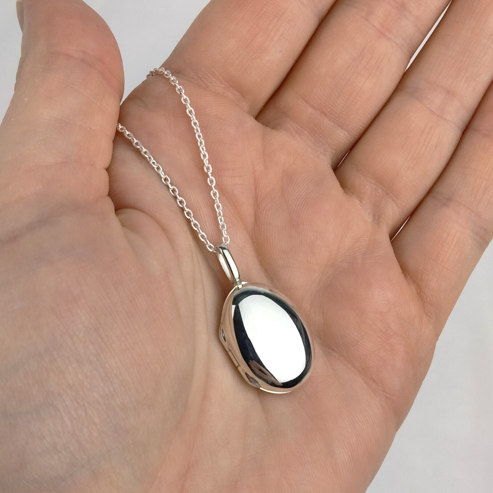 FashionJunkie4Life Sterling Silver Polished Locket with Large Bail, 18″ Chain