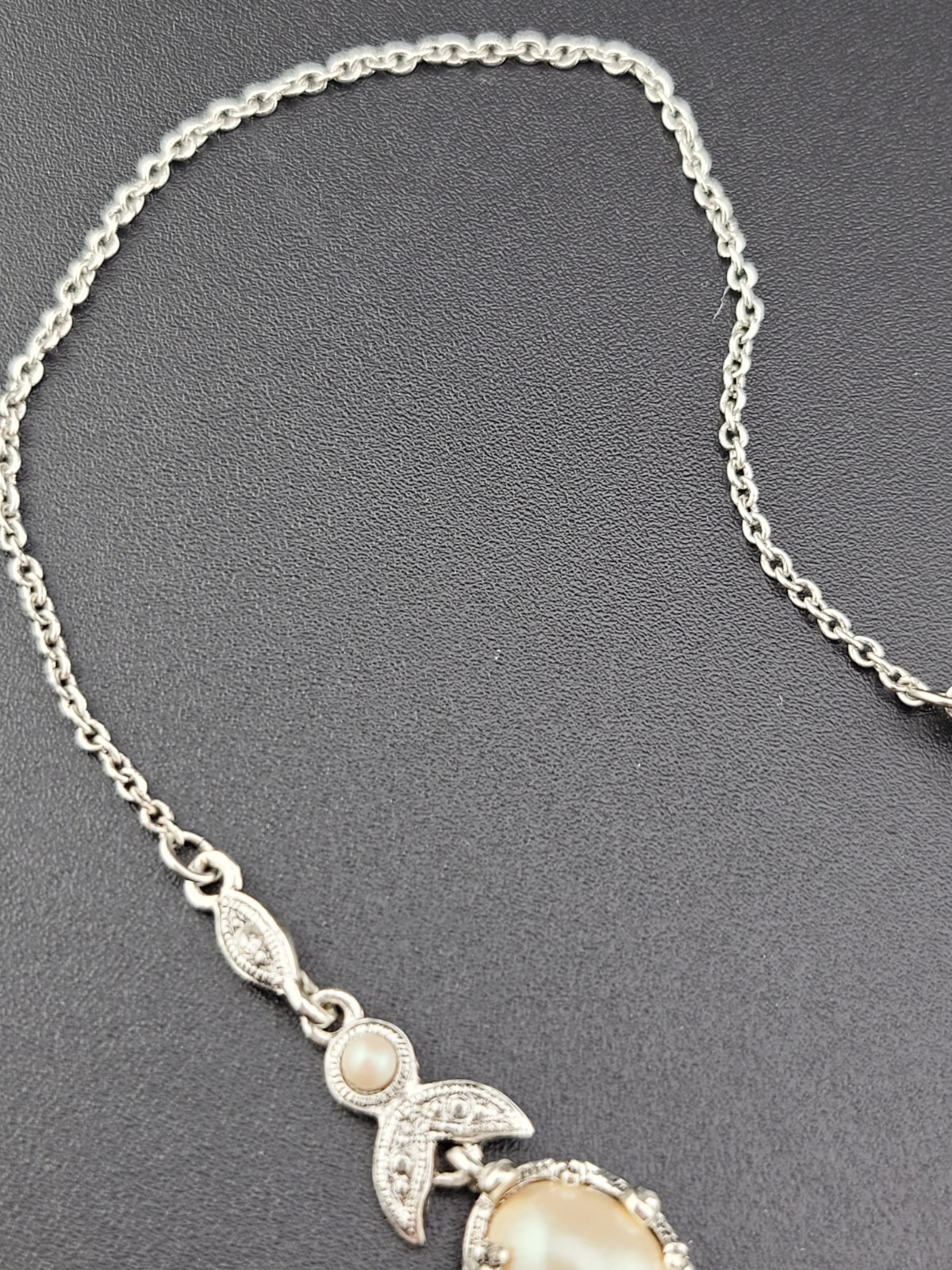 Signed Crown Trifari Rhodium Finish Lucite 🦪Pearl Lariat Choker 18″ Necklace