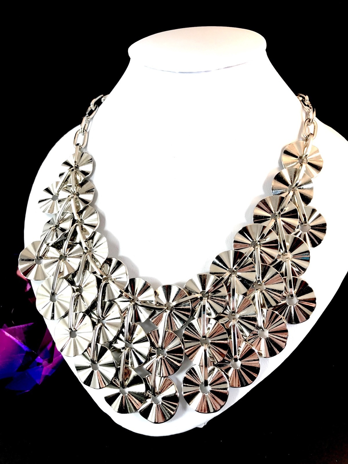 NIB PRINCESS AMANDA SILVER-TONE ANYTIME IS PARTY TIME TEXTURED DISK BIB NECKLACE