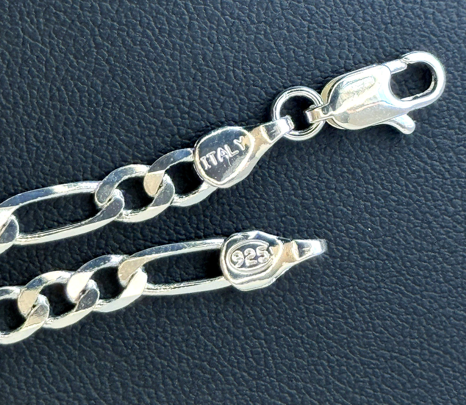 Classic 4mm Figaro Link Chain – 22″ Elegant Silver-Tone Unisex Necklace