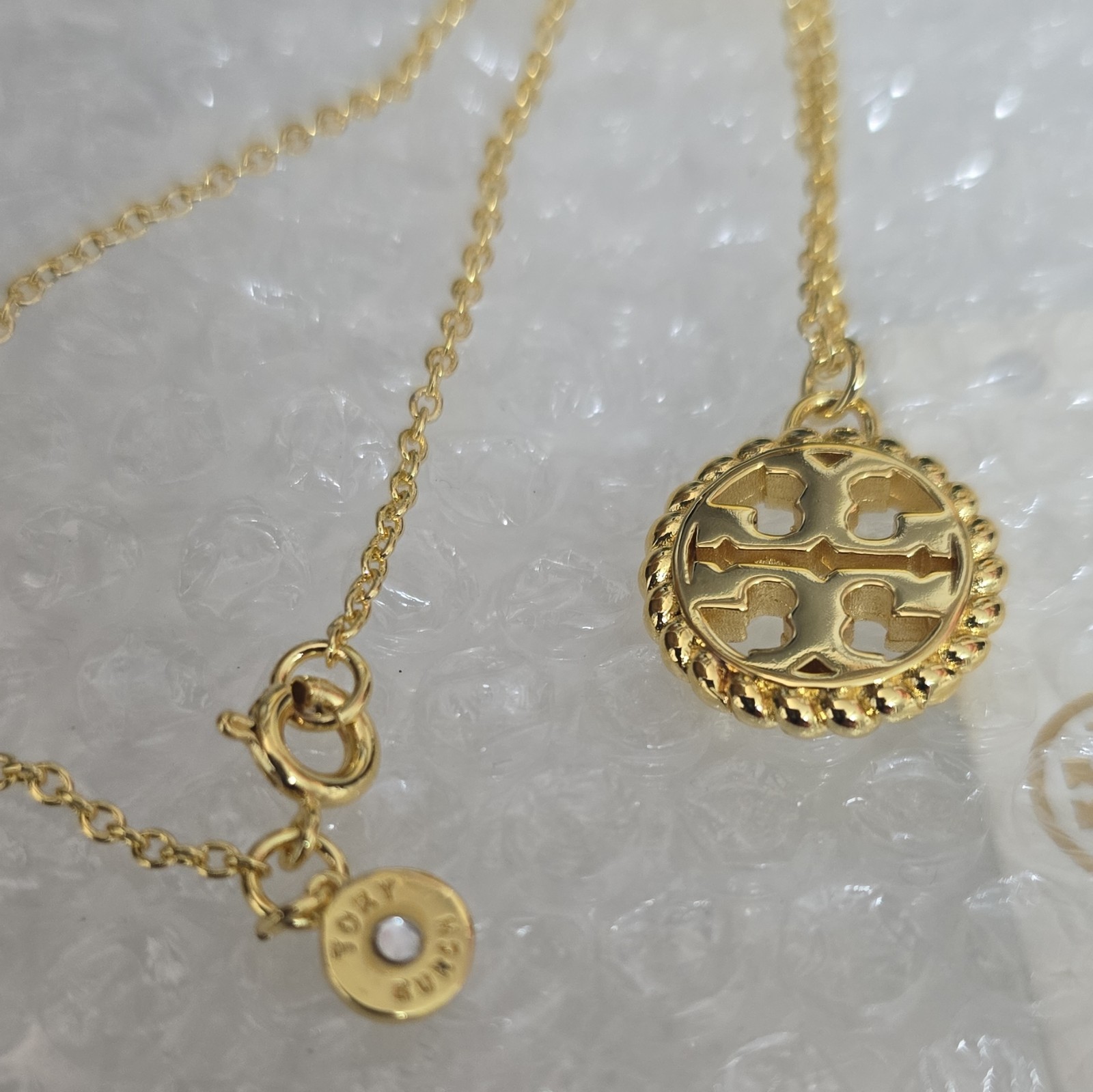 Tory Burch Gold Tone Round Logo Charm Pendant Necklace Cable Chain Spring Ring