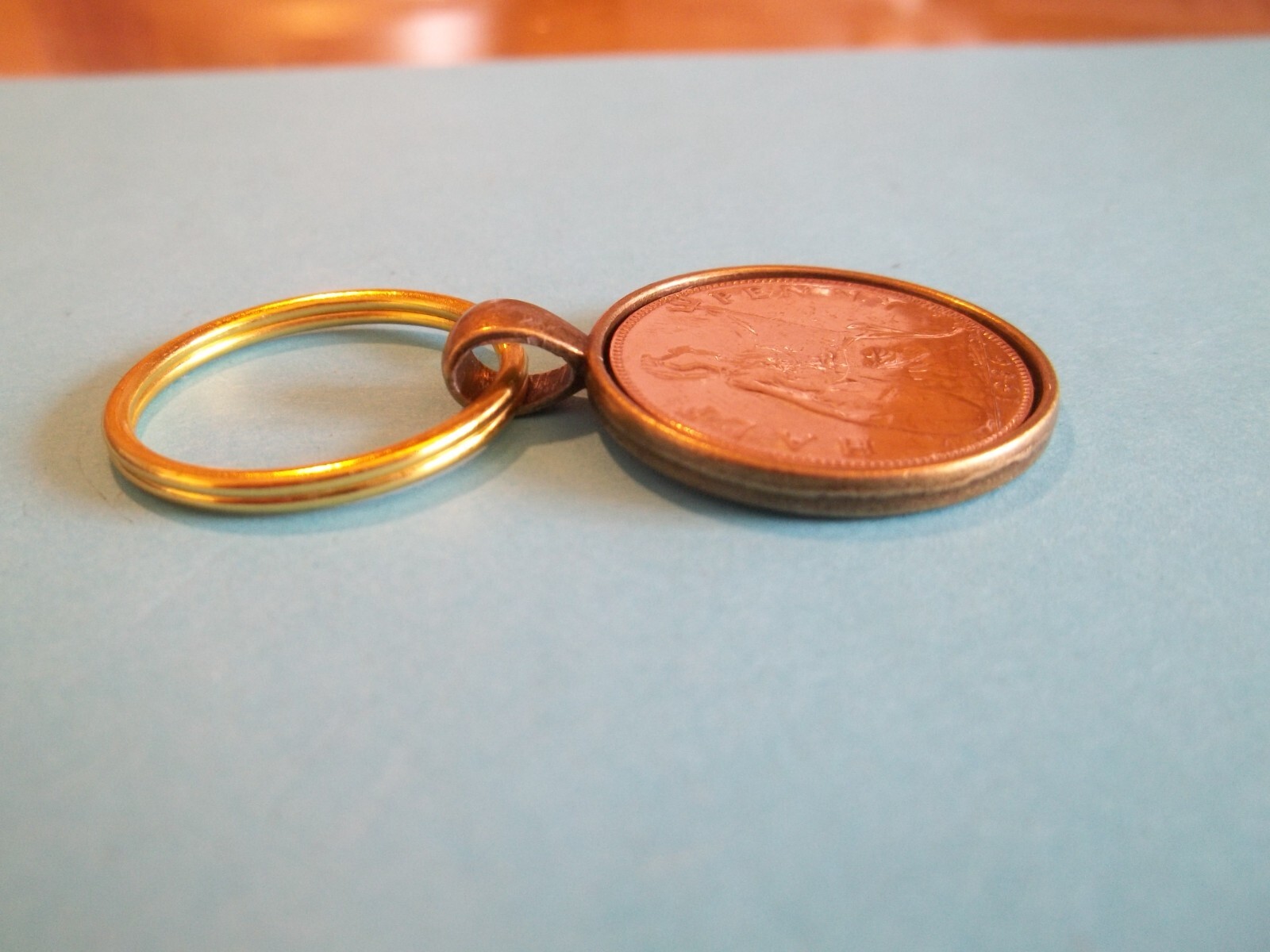 HALF PENNY COIN – BRITANNIA – BRONZE CASED – PENDANT KEYRING – 1917 to 1936