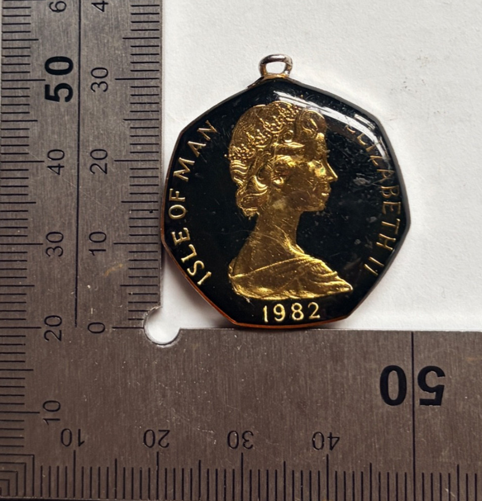ISLE OF MAN TT MOTORBIKE RACES 1982 50P COIN RESIN COATED COLLECTIBLE PENDANT