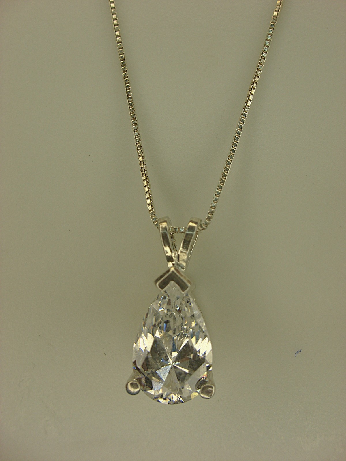 STERLING SILVER SPARKLY PEAR SHAPE SIM. DIAMOND WITH 18″ BOX LINK STERLING CHAIN
