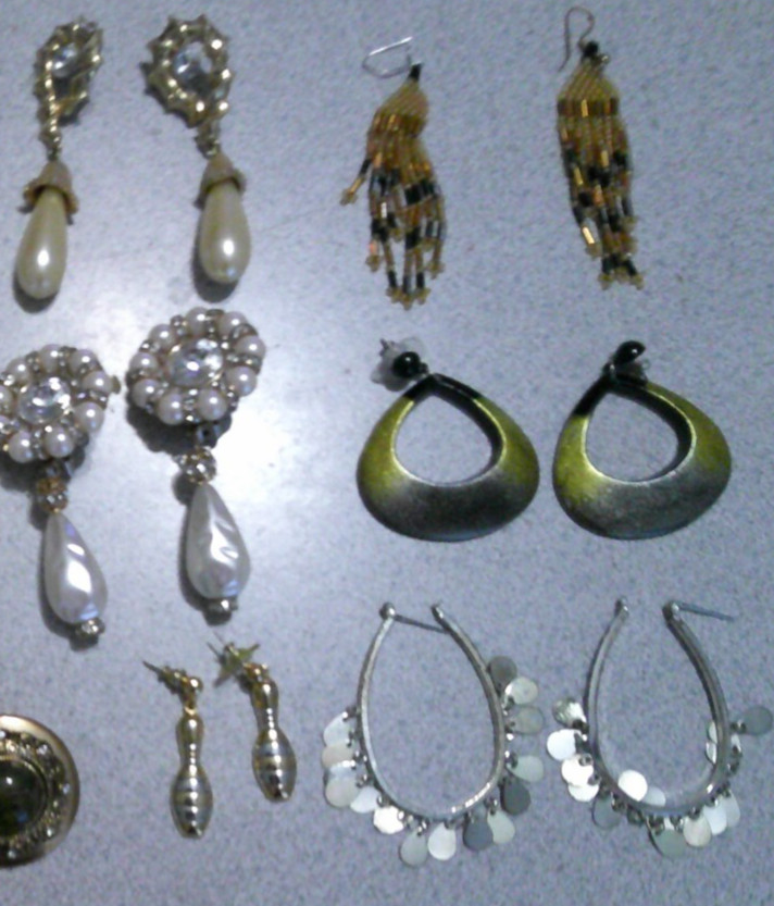 Lot of 15 Womens Fashion Earrings all in good used condition