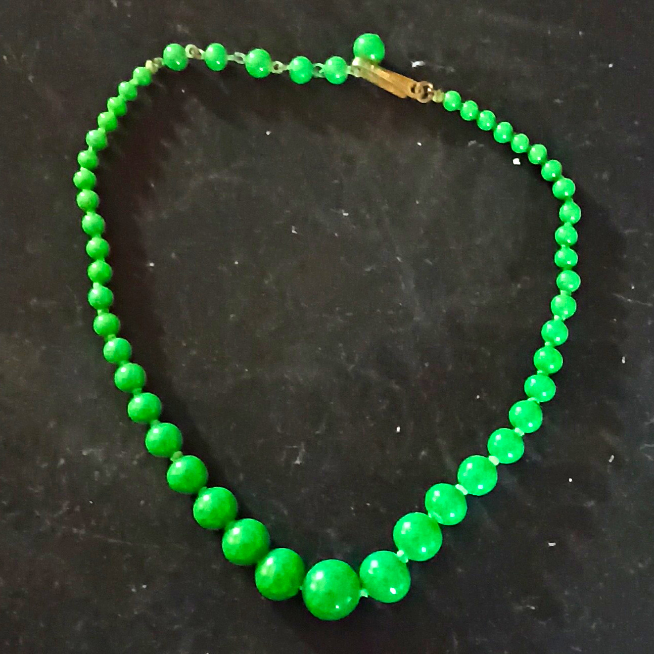 Vintage Mid-Century Green Peking Glass Graduated Bead Necklace 15″ – Stamped Jap