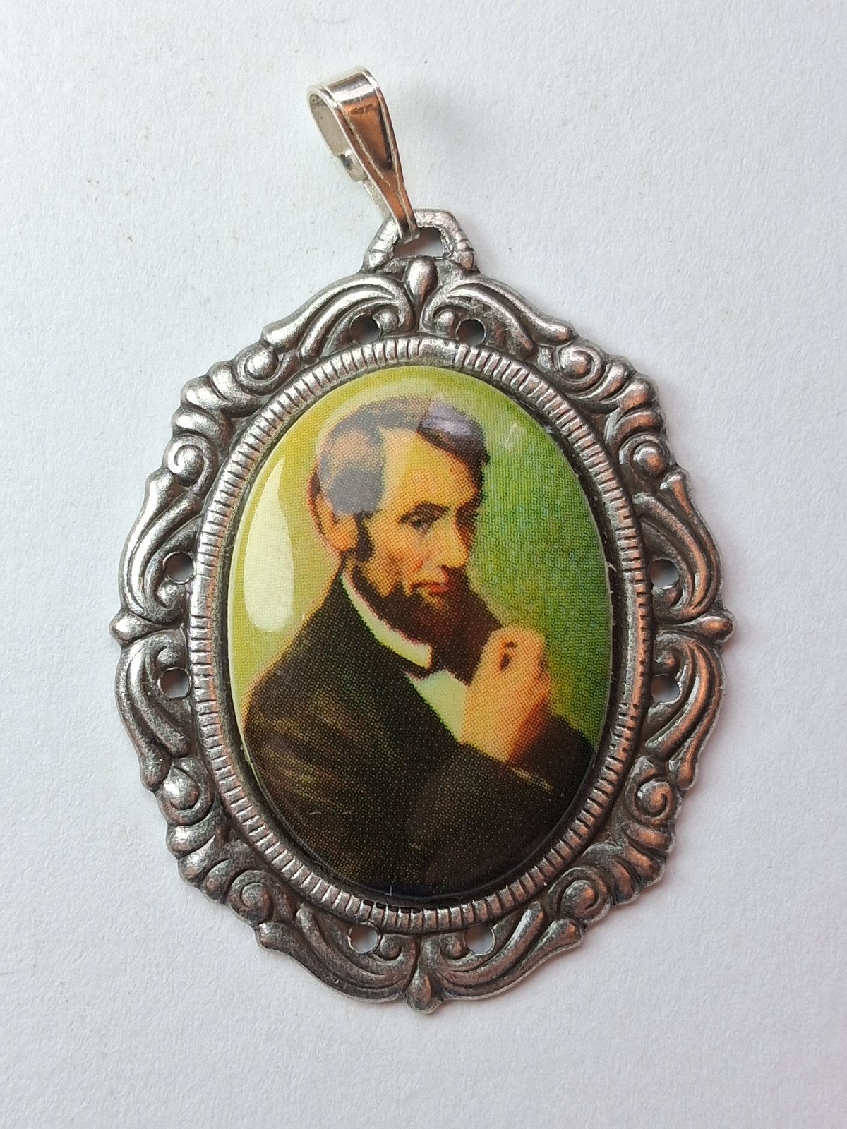 Gothic-Style 1½” X 1¼” Abraham Lincoln Cameo Pendant, Sterling .925 Hoop