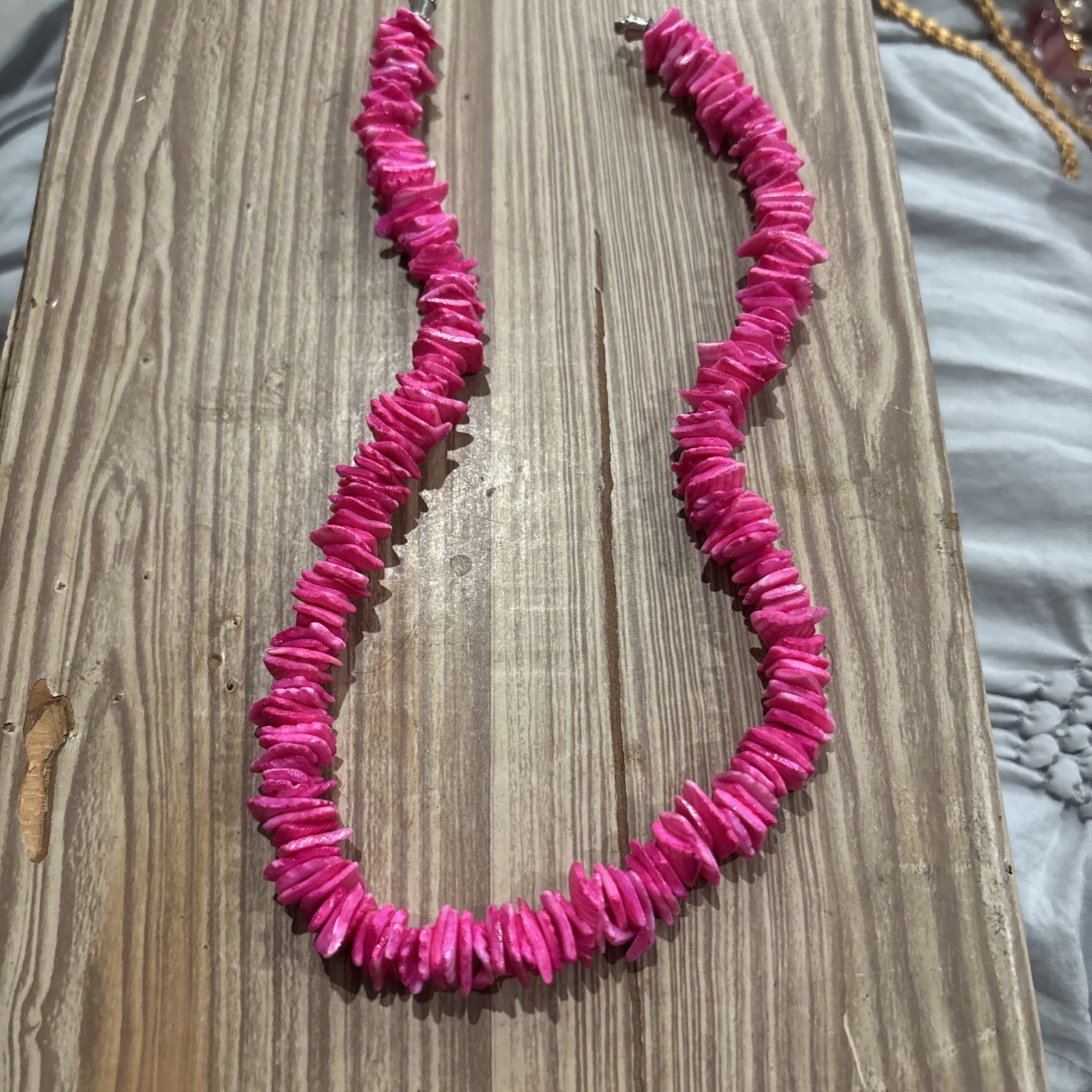 V Pretty fashion jewelry Hot Pink Beads Necklace 16 Inch Long Unisex
