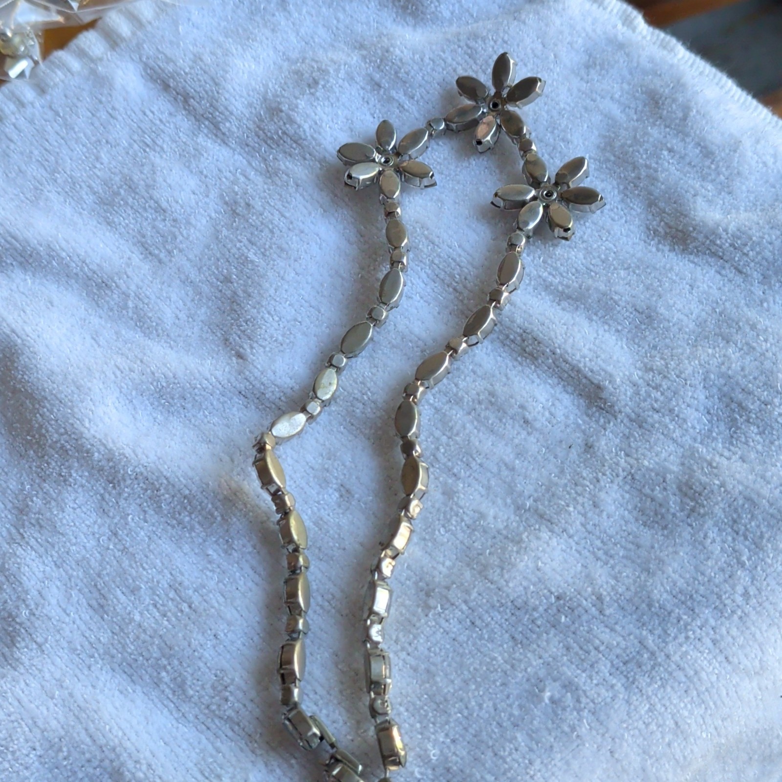 Silver Tone Clear Crystal Rhinestone Flower Pendant Oval Link Chain Necklace