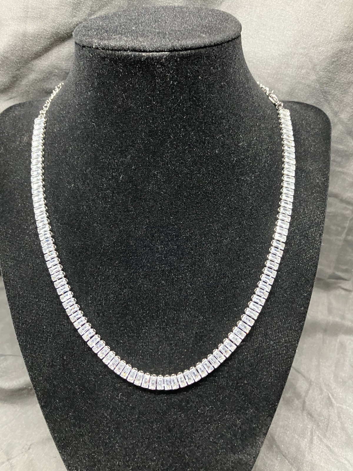 Womens silvertone necklace.Reflective!beautiful ! 14-20 adj 12gm wt.