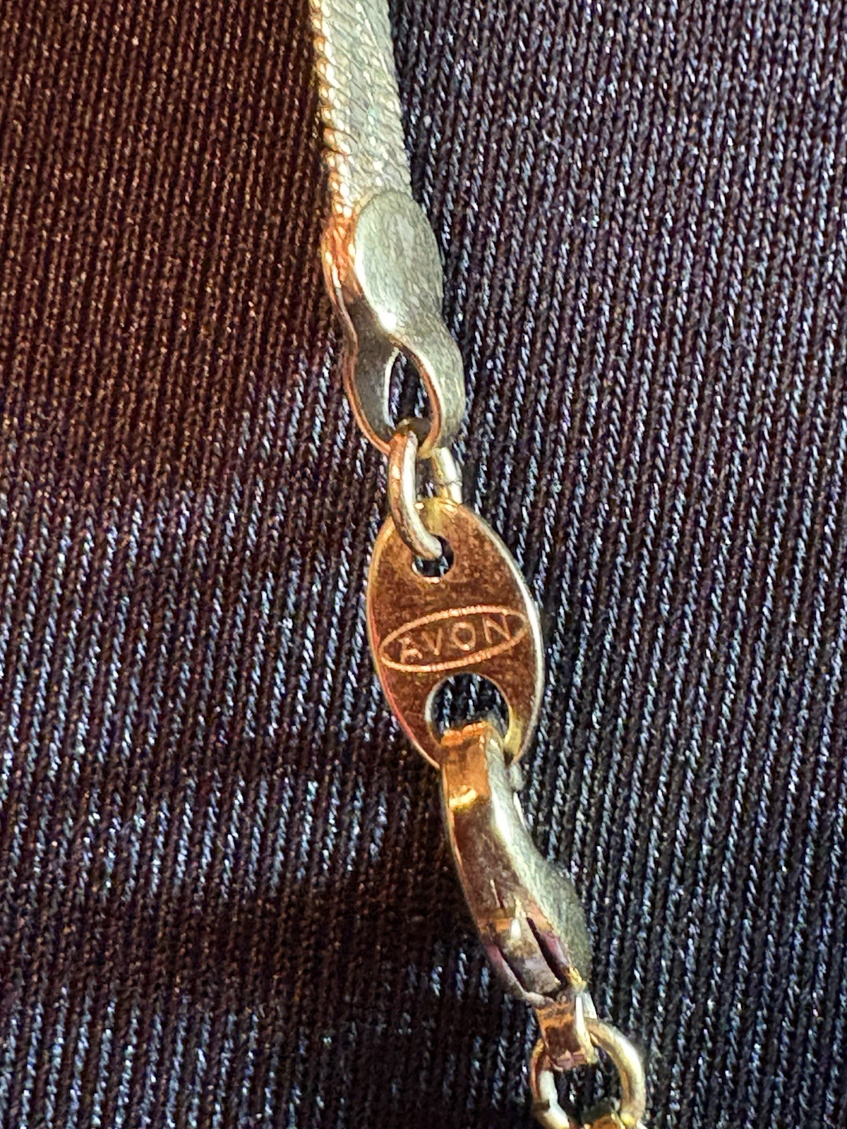Avon Signed Gold Tone Herringbone Chain Necklace Lobster Clasp