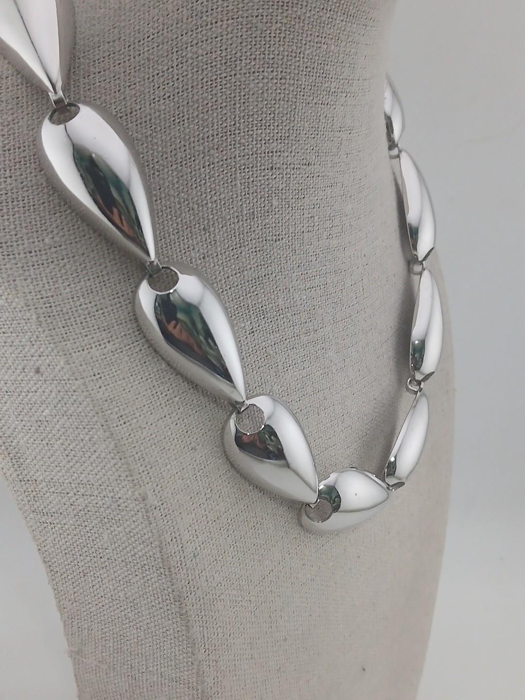 1980s Silver Tone teardrop design panels chocker necklace