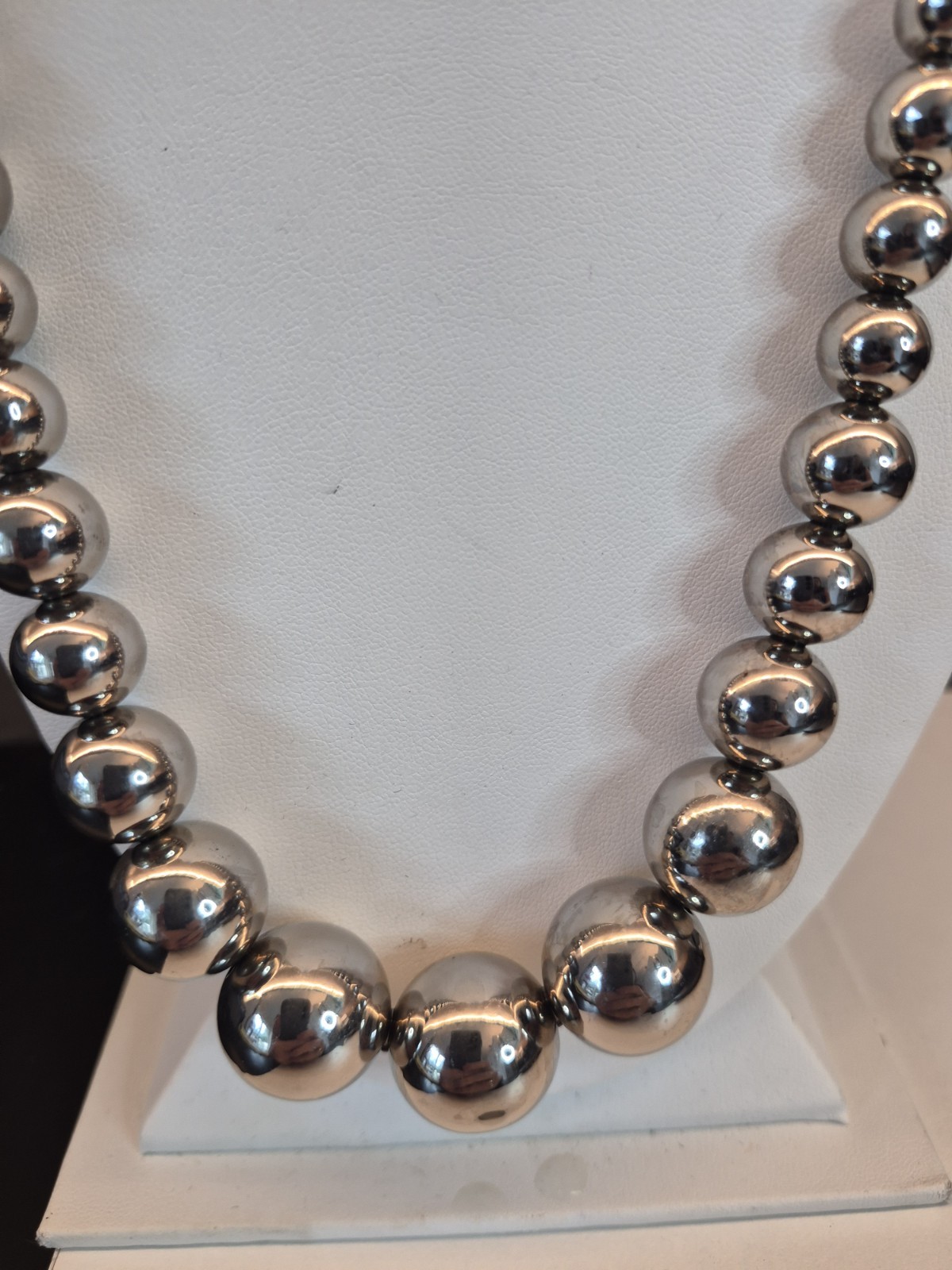 Classic 30″ Graduated Silver Bead Necklace. Range Approx 8mm-19mm, Spring Clasp