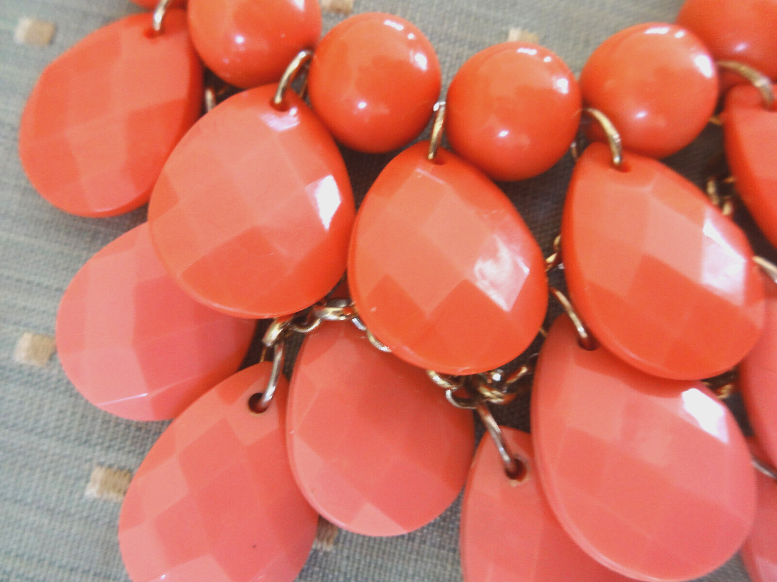 CHARMING CHARLIE LUCITE ACRYLIC BEADS BRIOLETTE NECKLACE CORAL PEACH SALMON