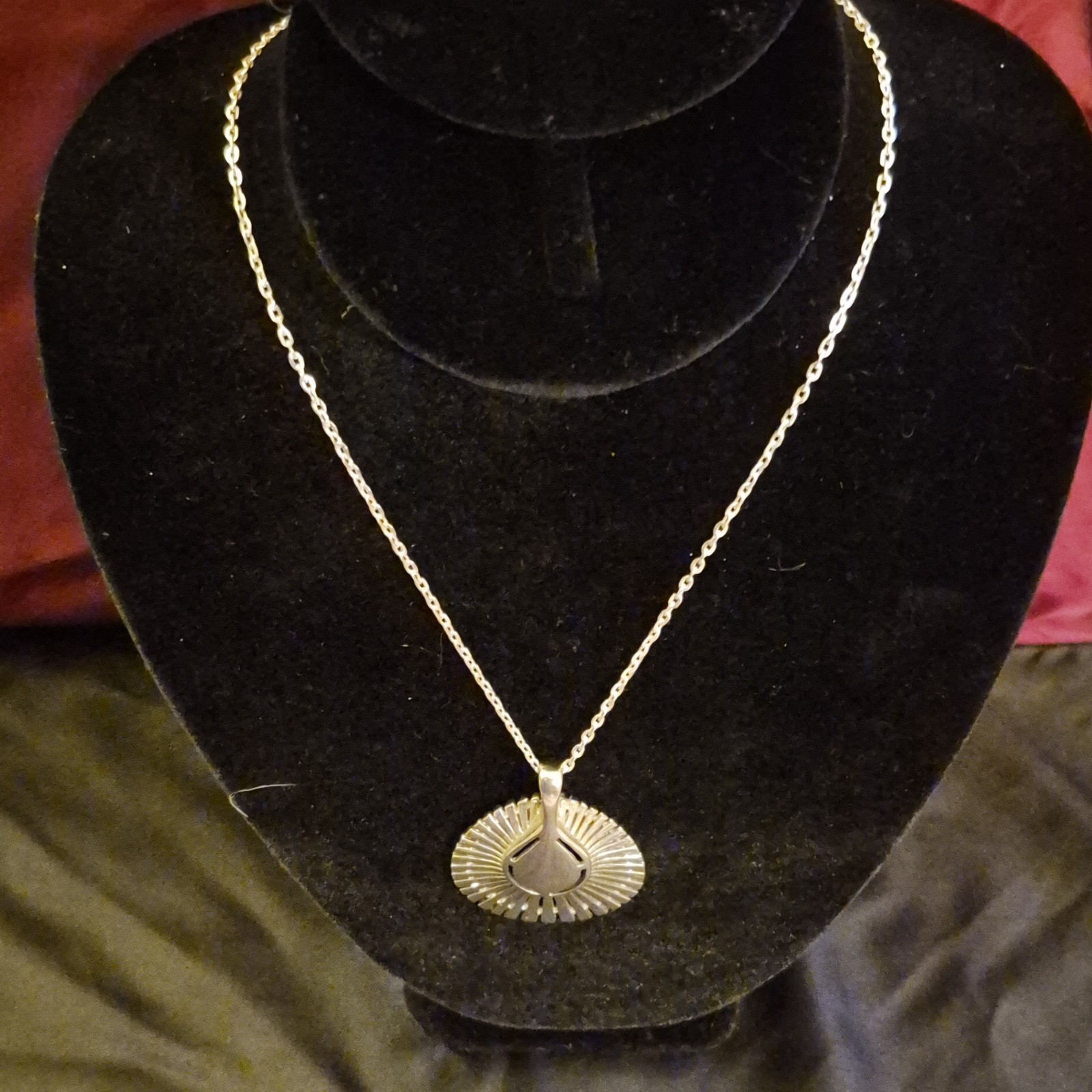 Silver Tone Modern Round Pendant Chain Necklace Metal No Stone Undated Era