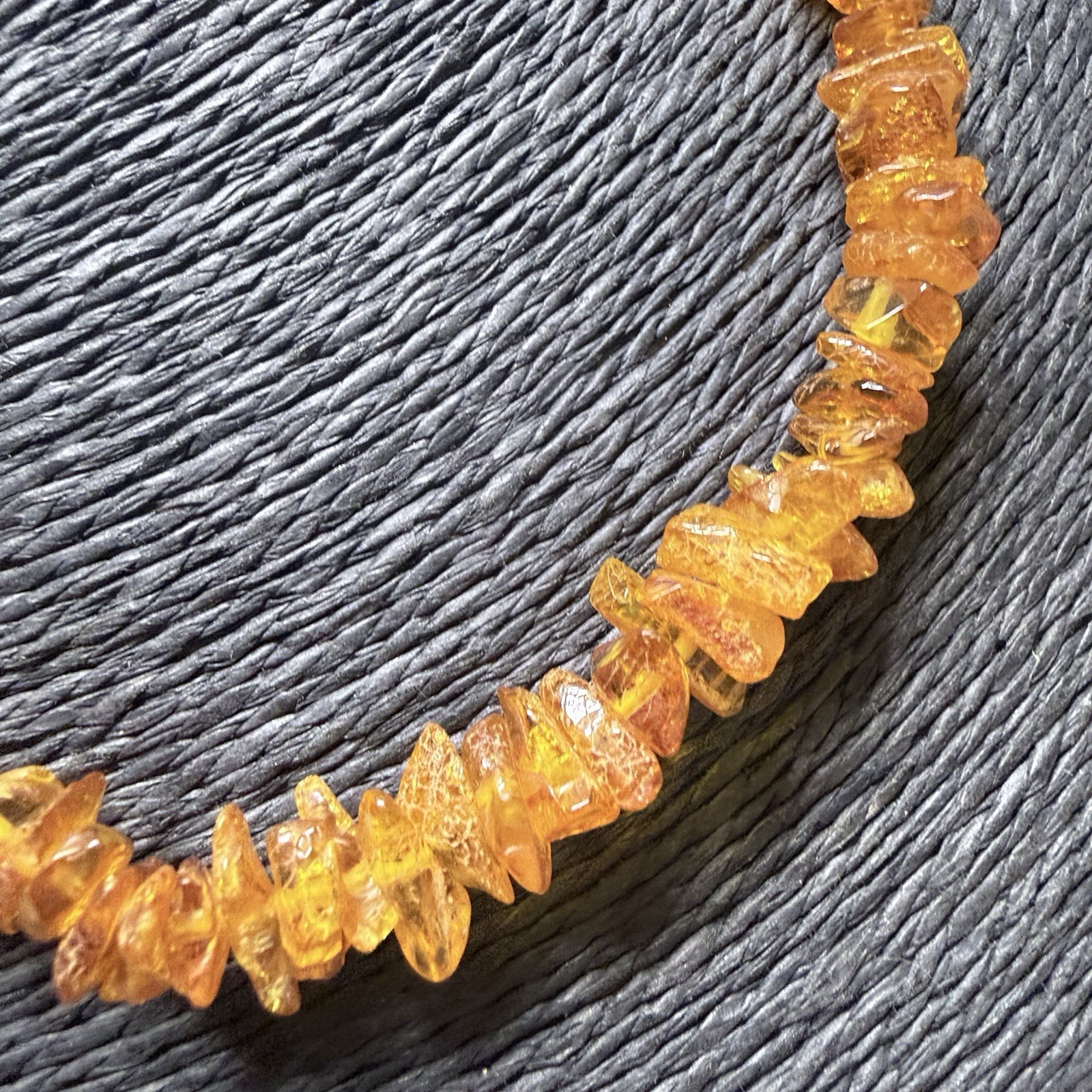 VINTAGE Amber Chip Beaded Necklace Orange Gemstone Retro Kitsch Pretty 46cm
