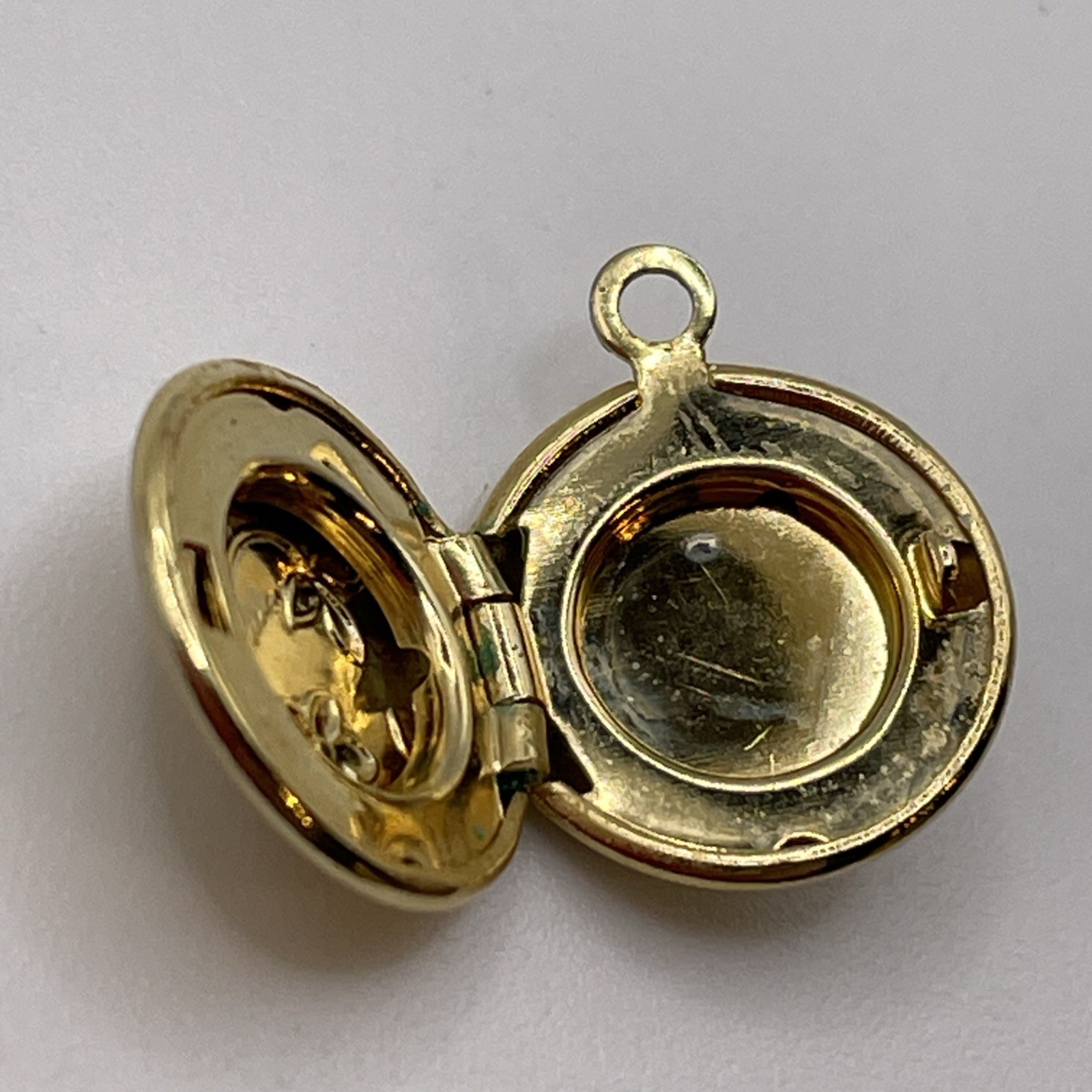 Small Photo Lockett Gold Tone Necklace Pendant , Estate Jewelry, Beauty!