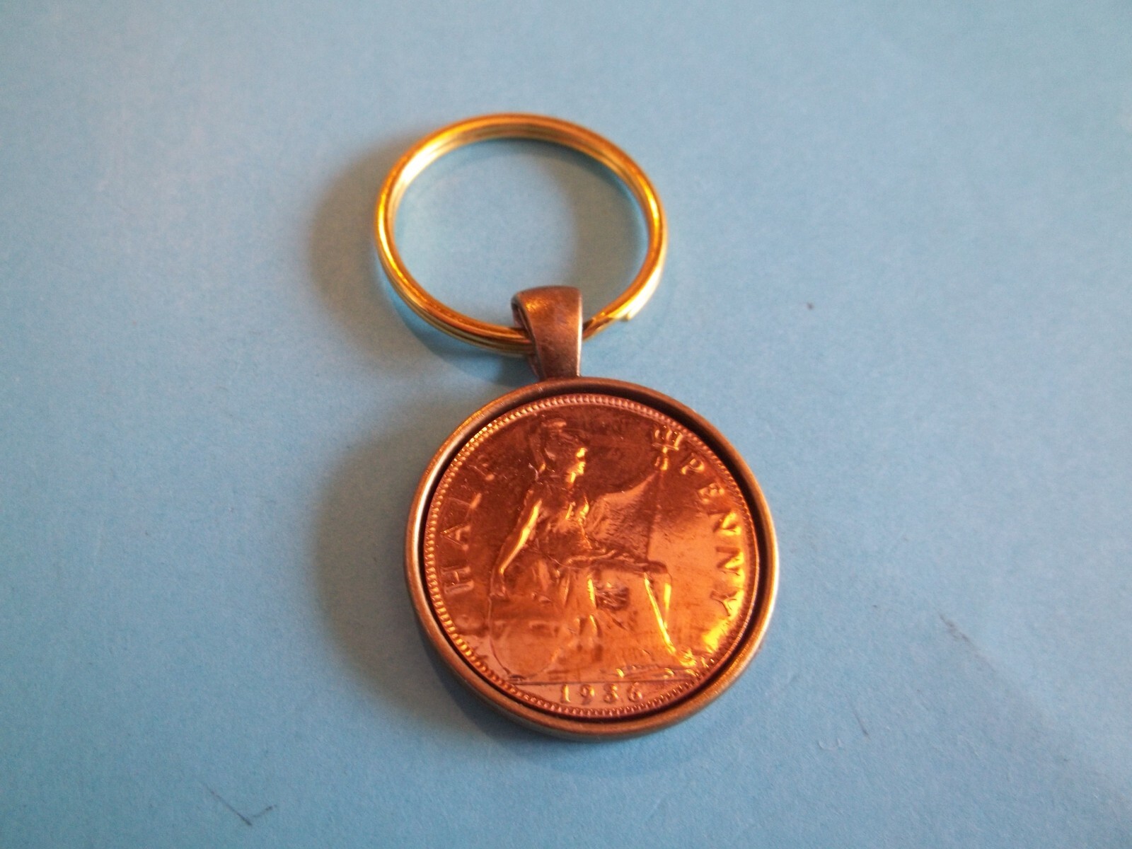 HALF PENNY COIN – BRITANNIA – BRONZE CASED – PENDANT KEYRING – 1917 to 1936