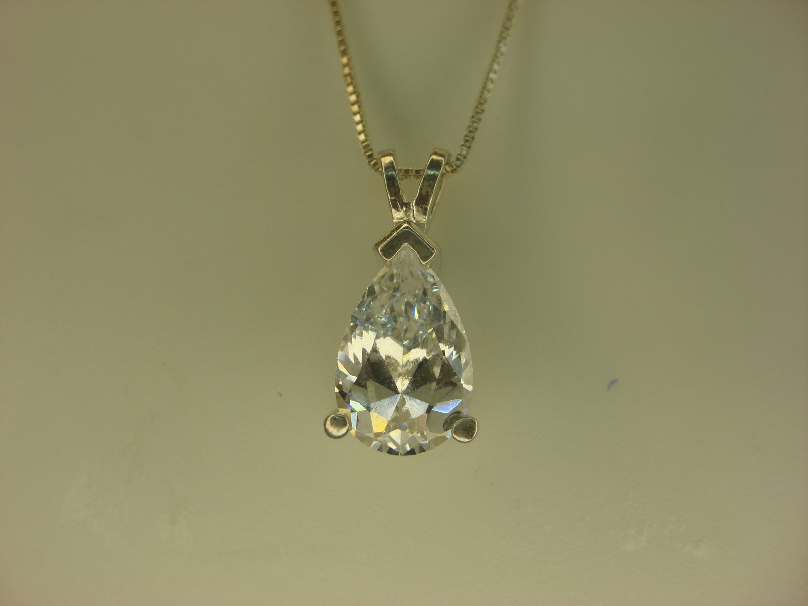 STERLING SILVER SPARKLY PEAR SHAPE SIM. DIAMOND WITH 18″ BOX LINK STERLING CHAIN