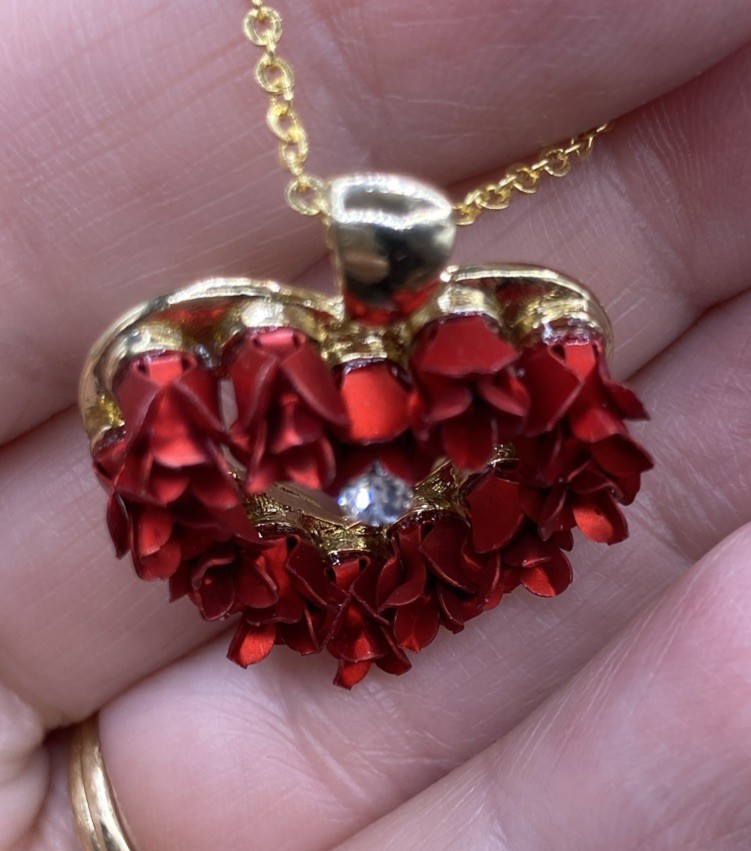 Danbury Mint Gold Tone Clear Crystal Dozen Red Roses Heart Pendant Necklace 90s