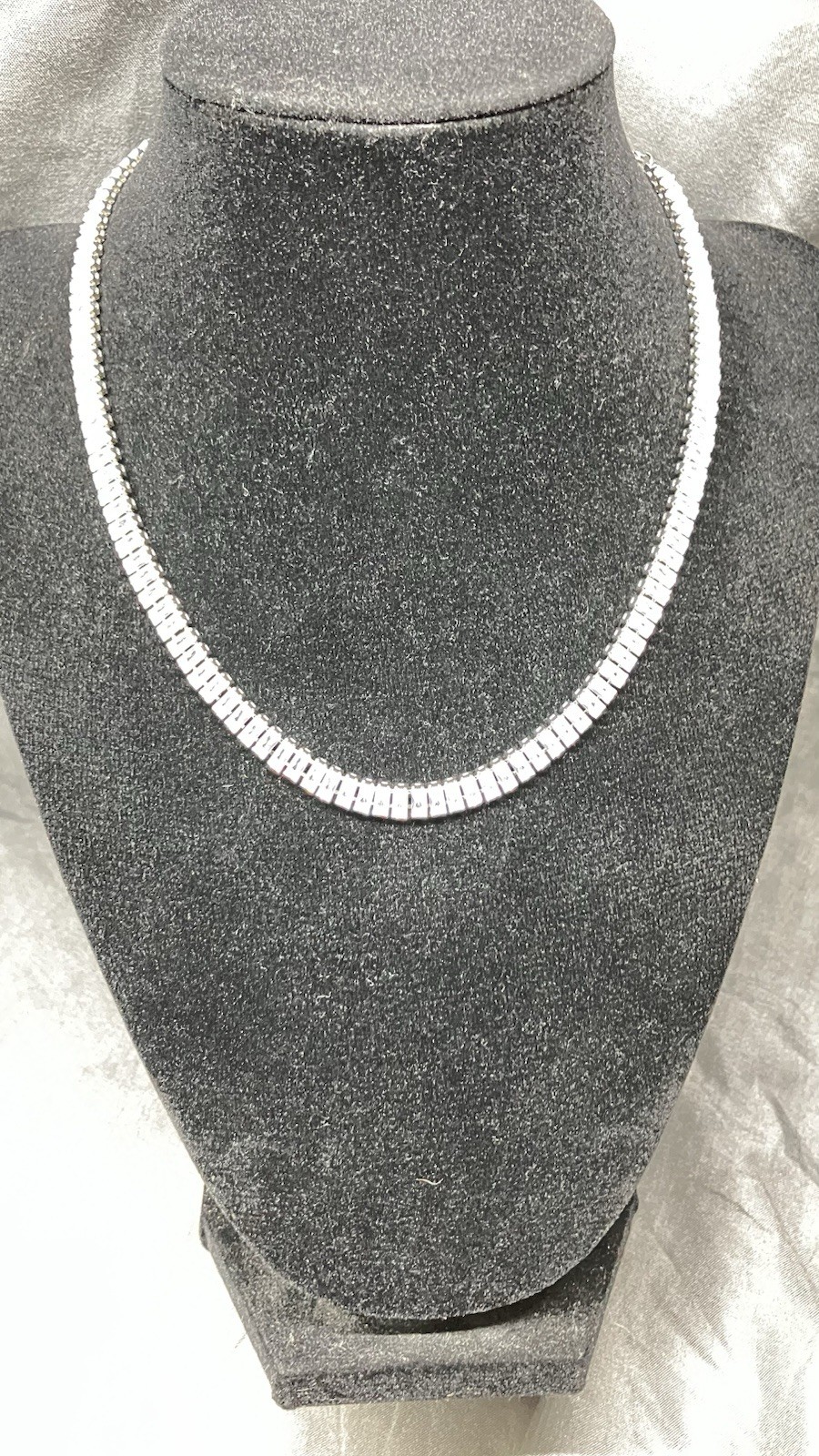 Womens silvertone necklace.Reflective!beautiful ! 14-20 adj 12gm wt.
