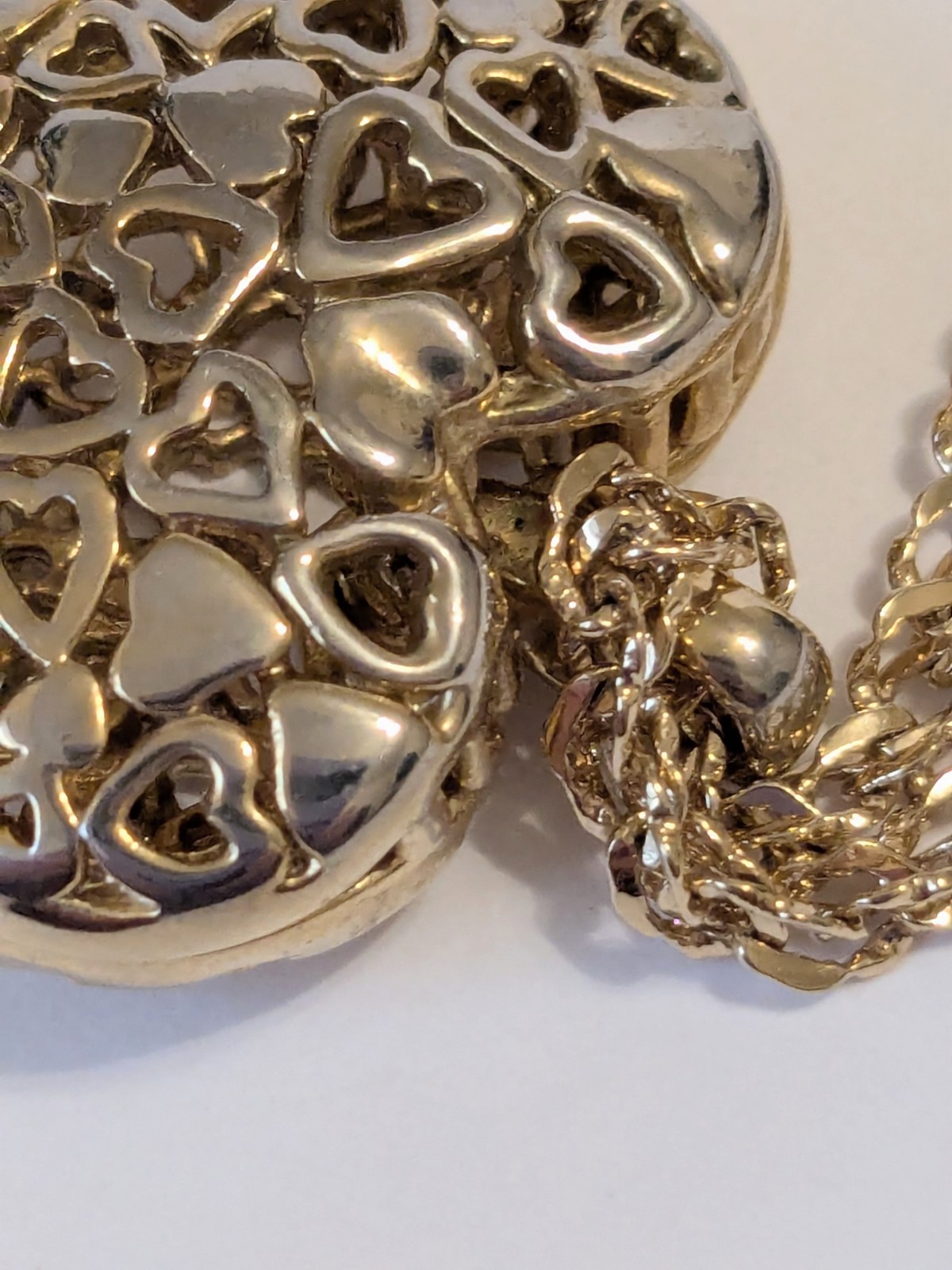 Perforated Heart Pendant Gold Tone Oval Link Necklace. 18″. Modern.