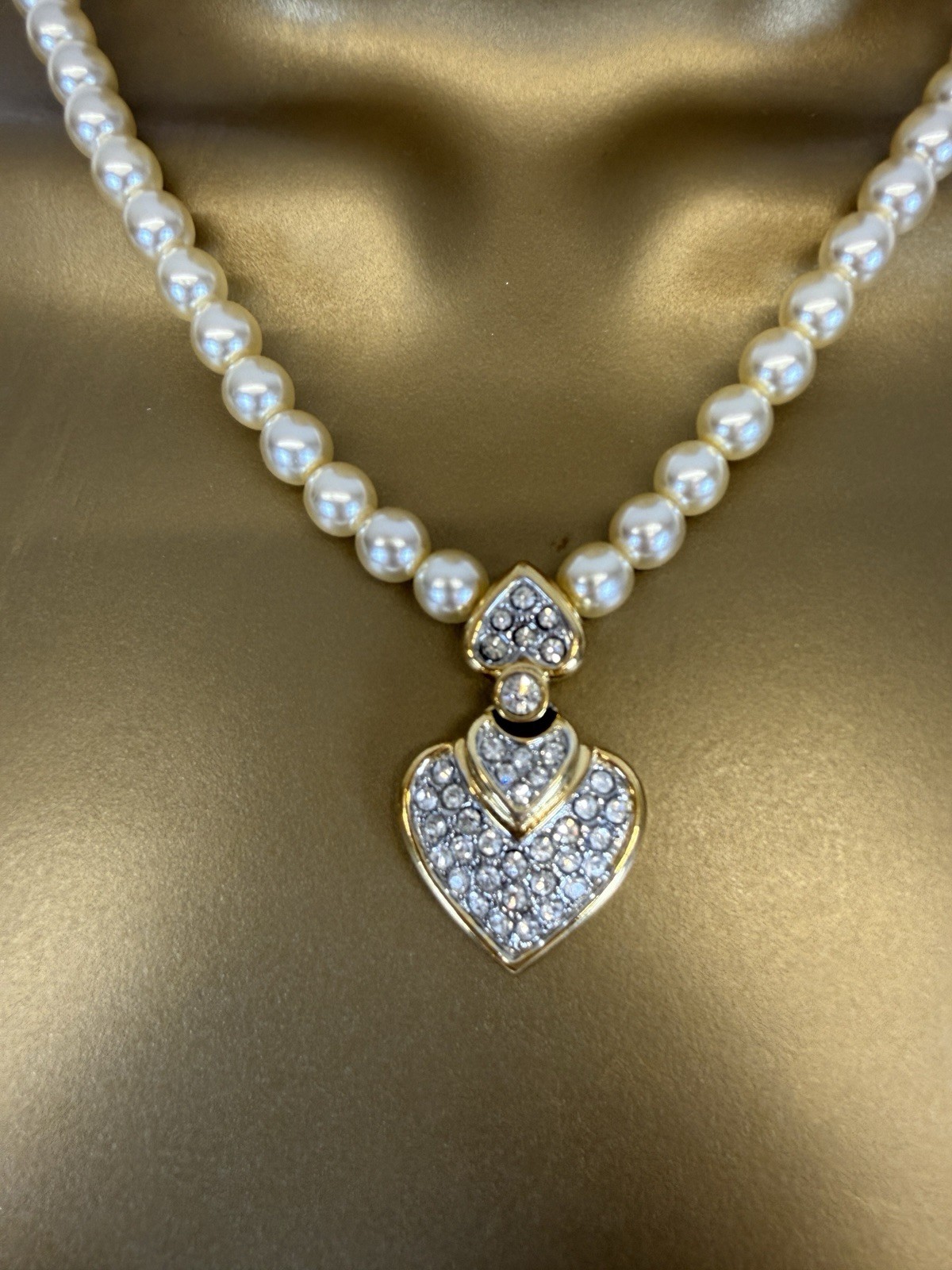 Modern Faux Pearl Necklace Gold Tone Rhinestone Heart Pendant Costume Choker