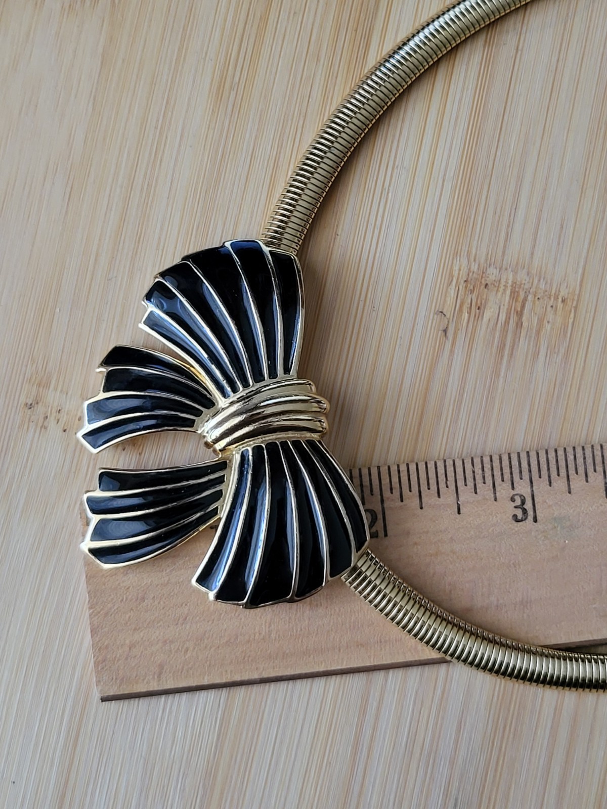 Vtg Trifari Gold Tone Black Enamel Bow Statement Necklace 17-3/4″