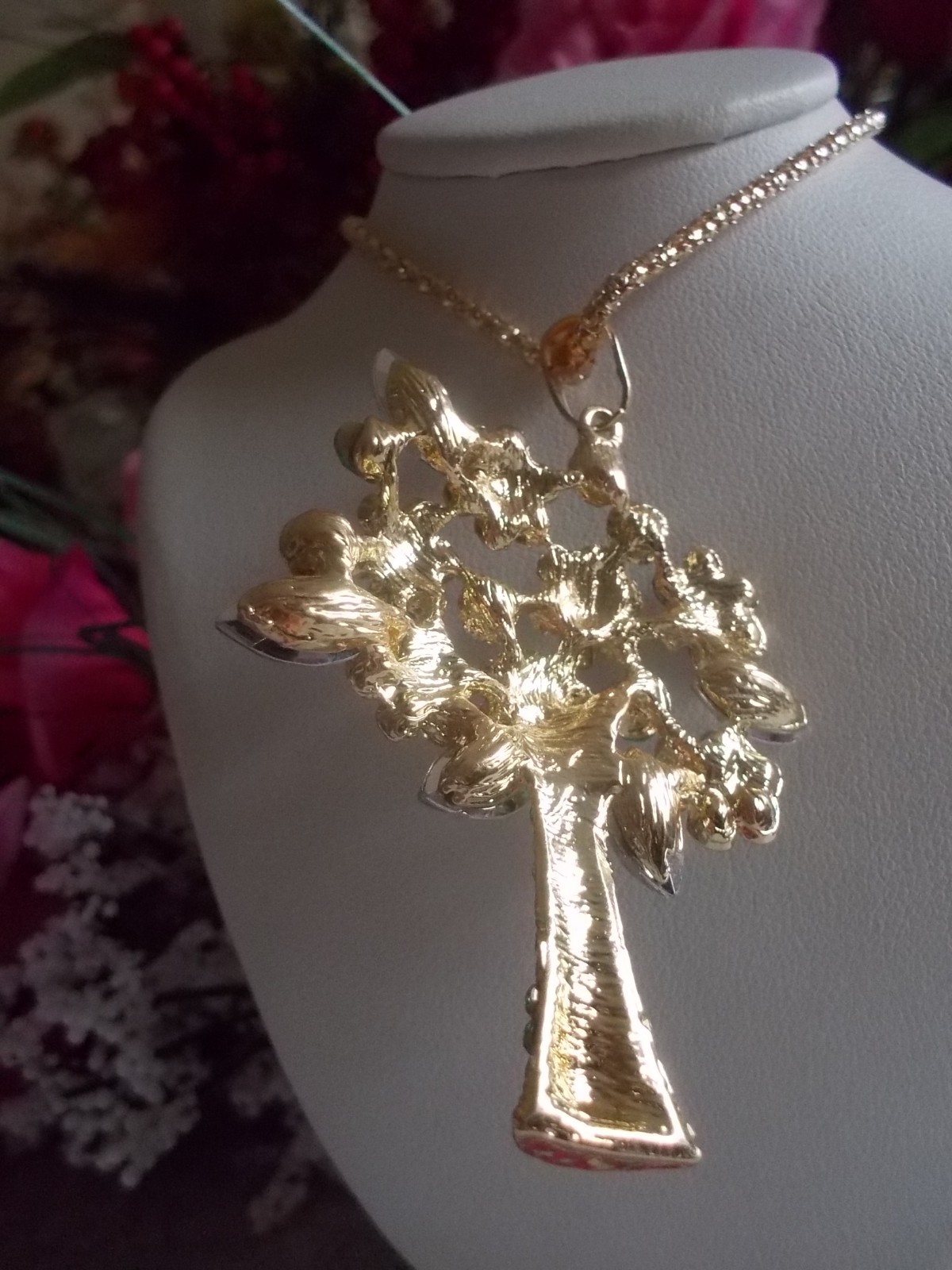 BETSEY JOHNSON LOVELY GREEN VASE WITH FLOWER BOUQUET PENDANT CHAIN NECKLACE
