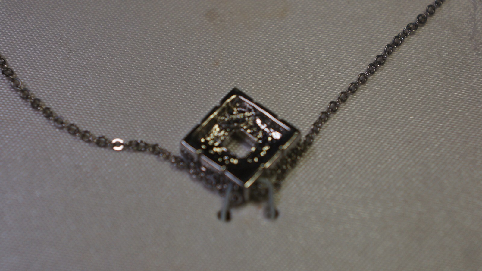 PLATINUM TONE NECKLACE W FAUX STONES