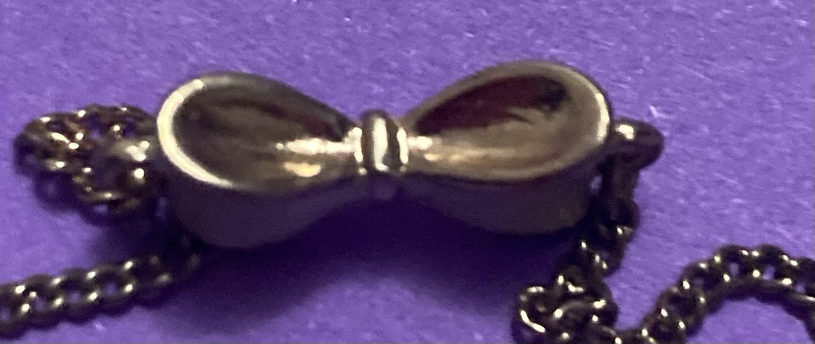 Gold Tone Necklace With White And Gold Toned Bows36 Inch