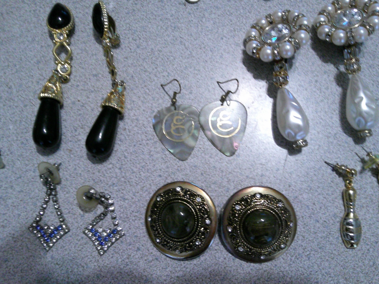 Lot of 15 Womens Fashion Earrings all in good used condition