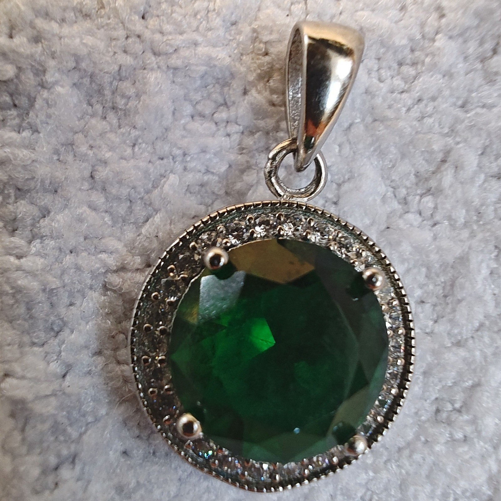 Pendant Green Silver Round Halo