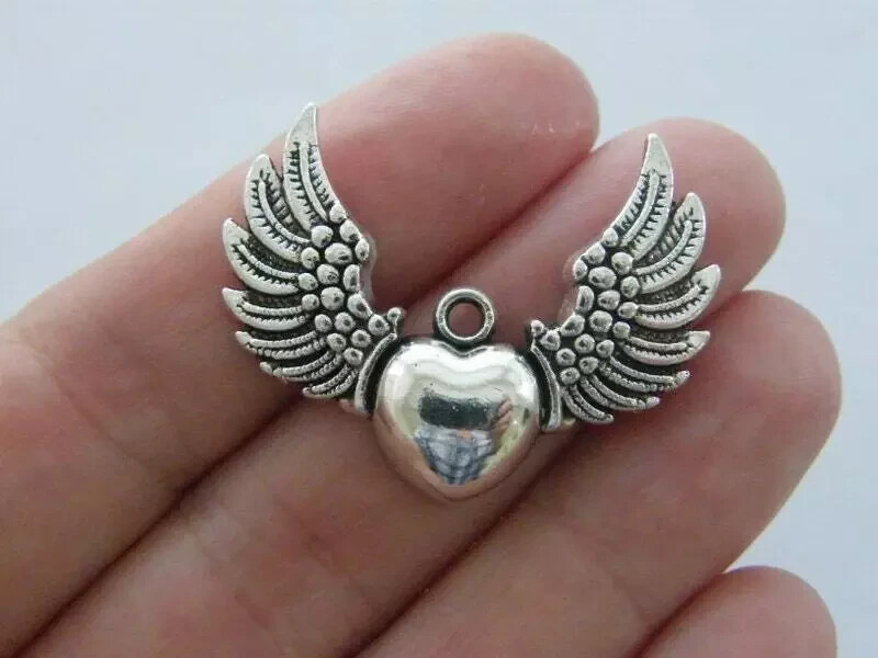 Silver Heart With Wings & 18″ Necklace! FREE SHIPPING IN THE USA!