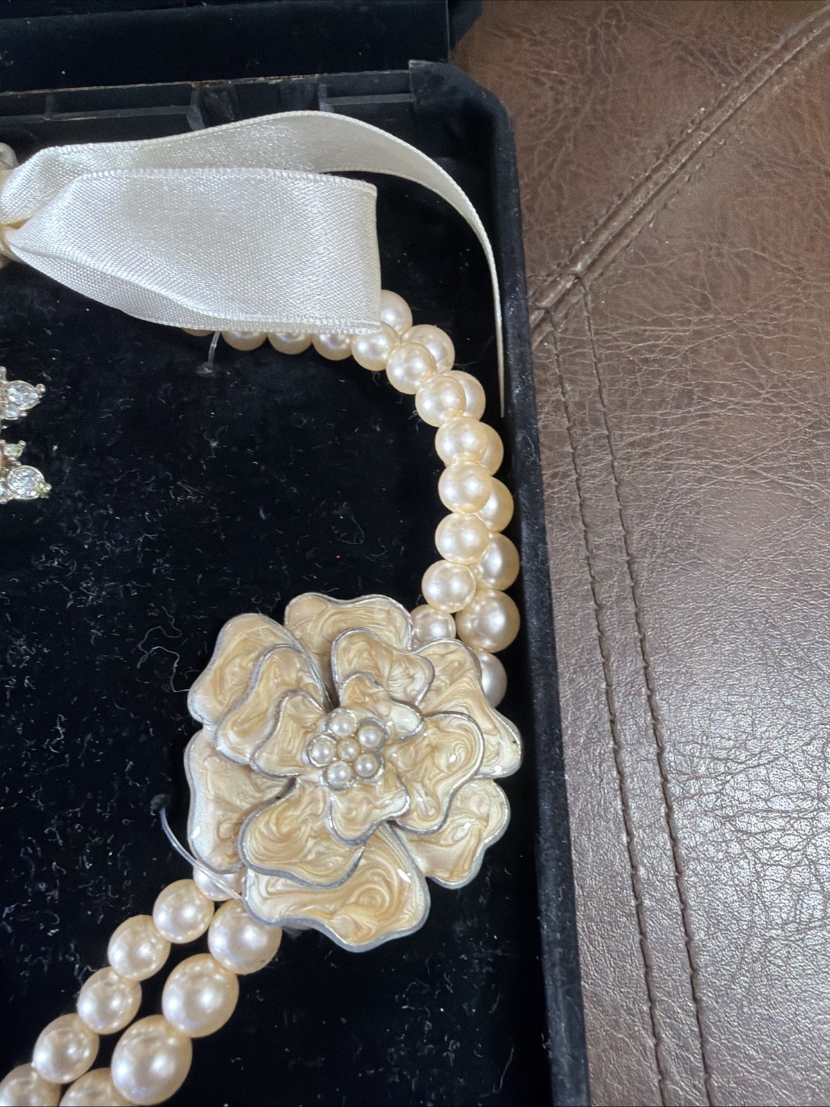 Women’s Imitation Faux Pearl Rhinestone Necklace Ribbon Brooch White Vtg *Read*