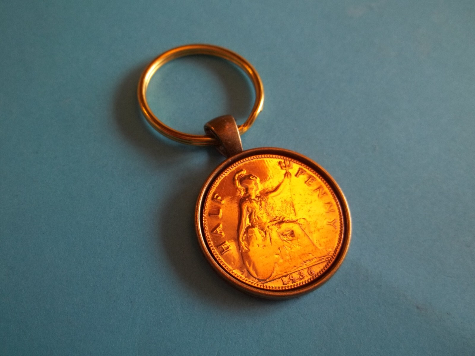 HALF PENNY COIN – BRITANNIA – BRONZE CASED – PENDANT KEYRING – 1917 to 1936