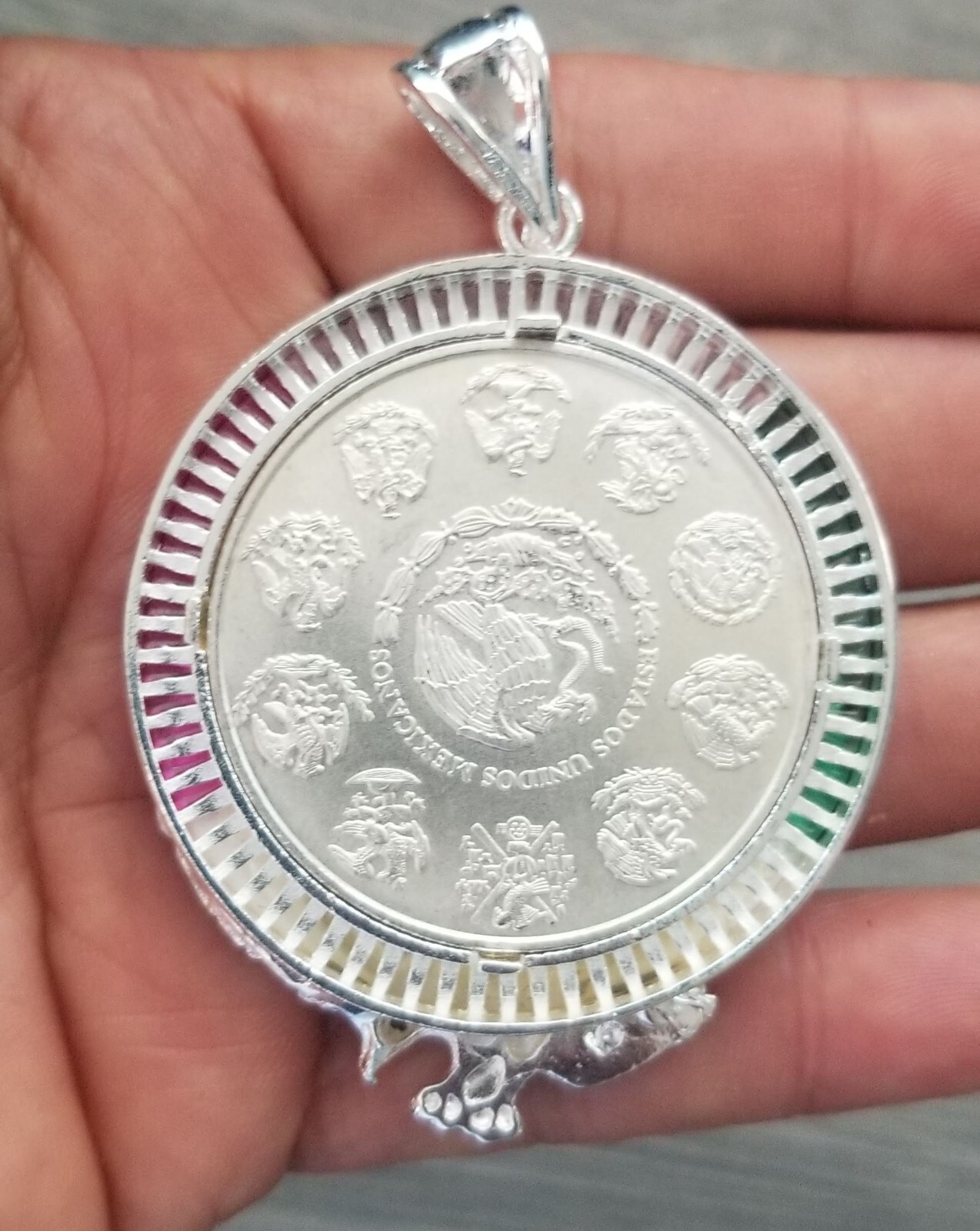bizel con aguila y zirconia verde blanca y roja y moneda 1 OZ plata 925