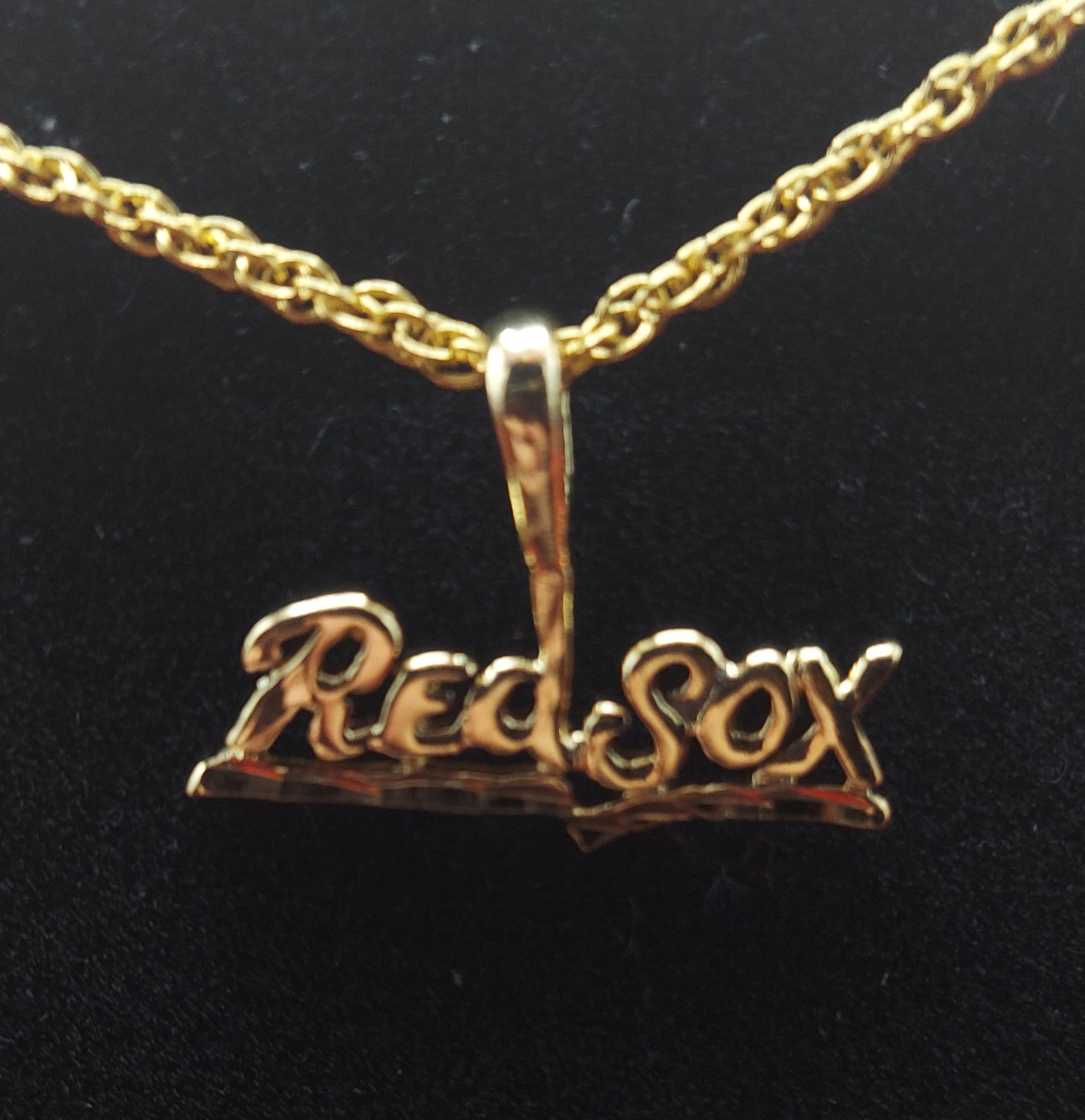 RED SOX SPORTS TEAM 14KT GOLD EP CHARM WITH 14KT GOLD EP 20″ ROPE CHAIN