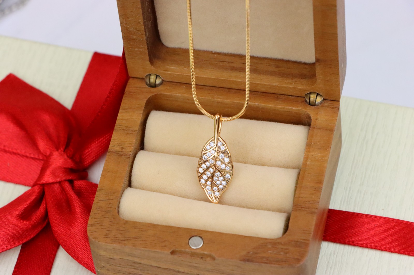 Elegant Leaf Design Rose Gold Pendant with Sparkling White Stones, XPPT1868