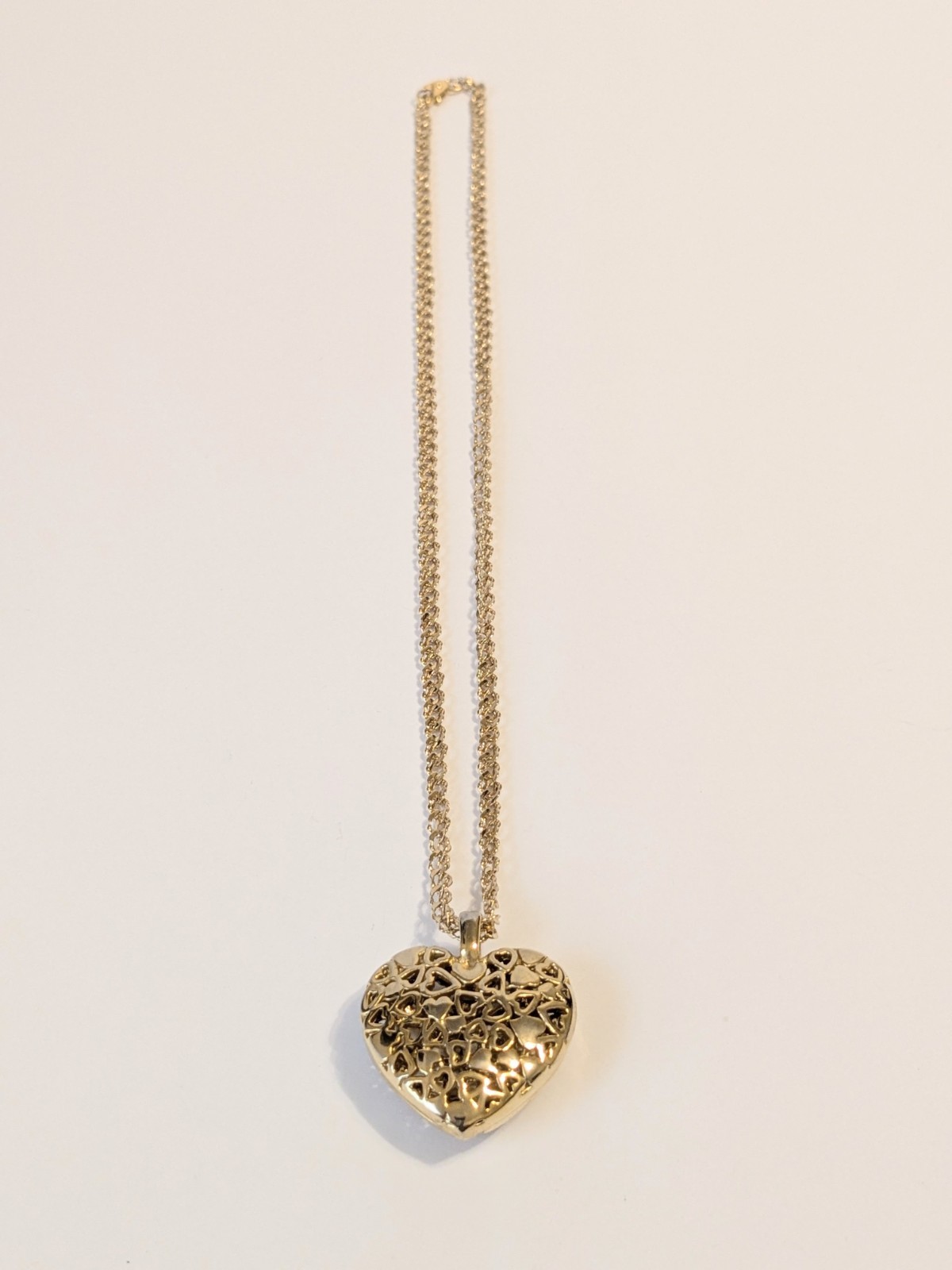 Perforated Heart Pendant Gold Tone Oval Link Necklace. 18″. Modern.