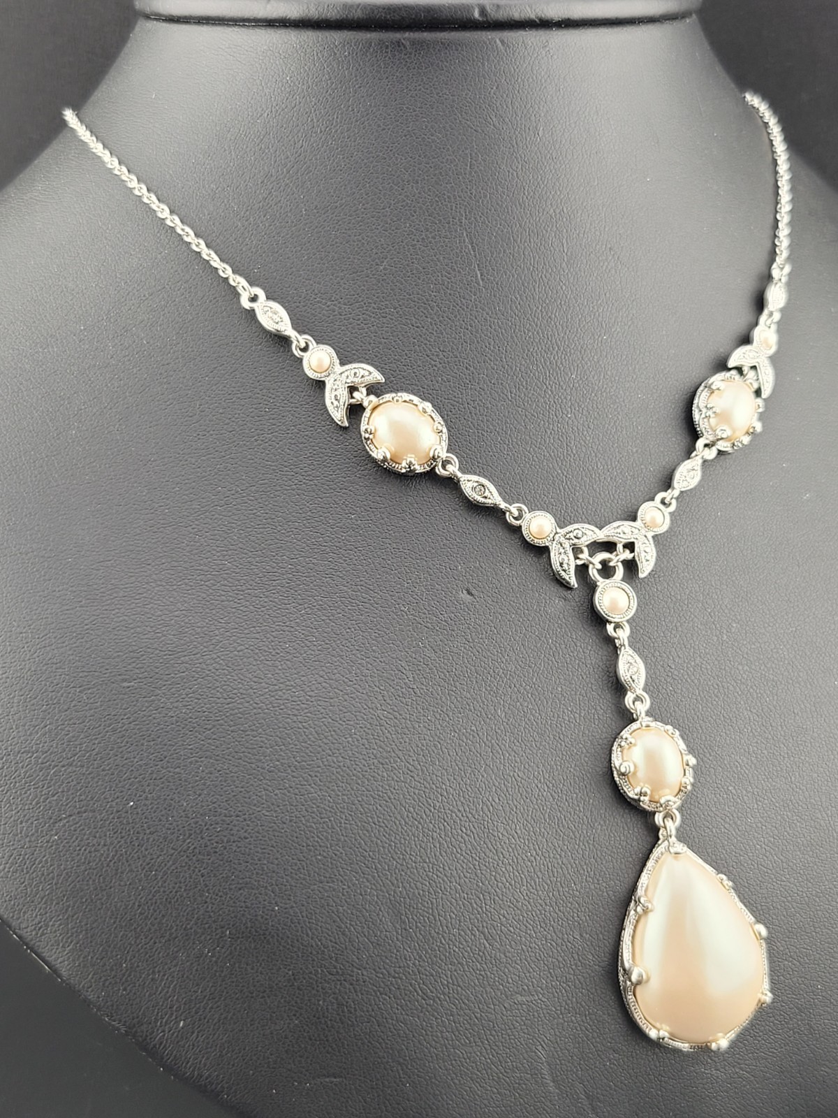 Signed Crown Trifari Rhodium Finish Lucite 🦪Pearl Lariat Choker 18″ Necklace