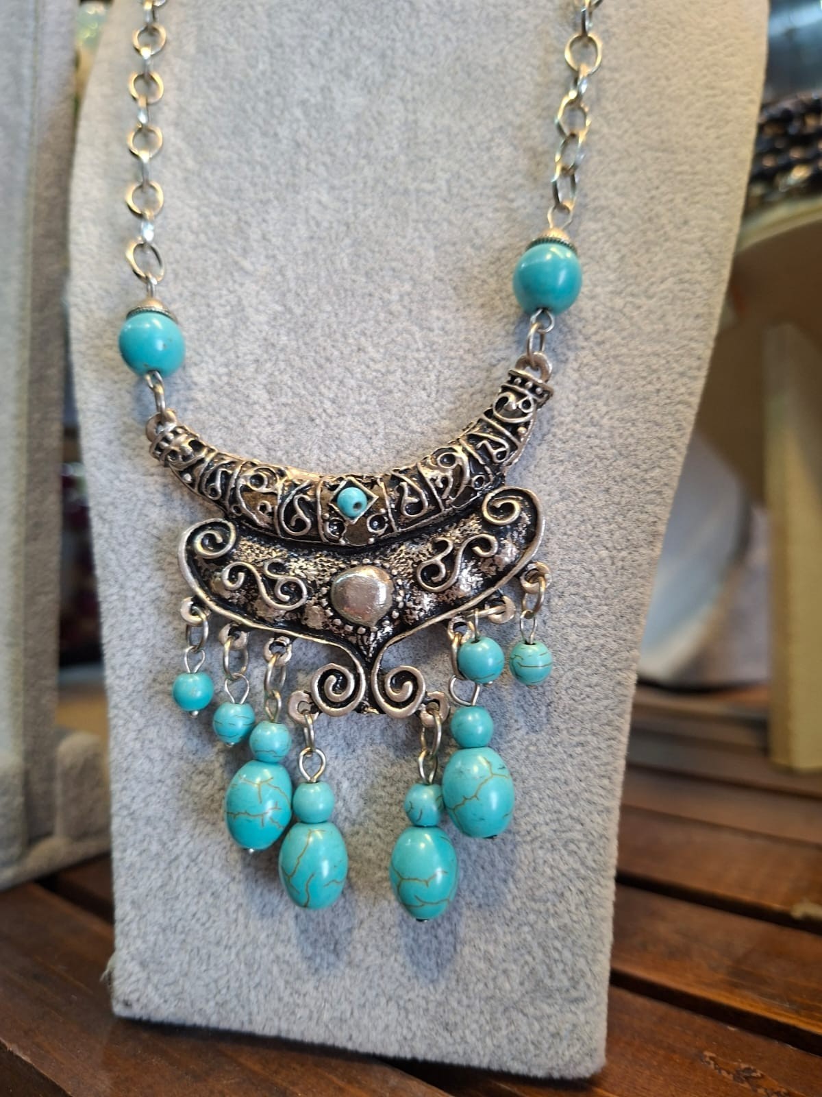 Elegant turquoise statement necklace in excellent condition vintage-inspired